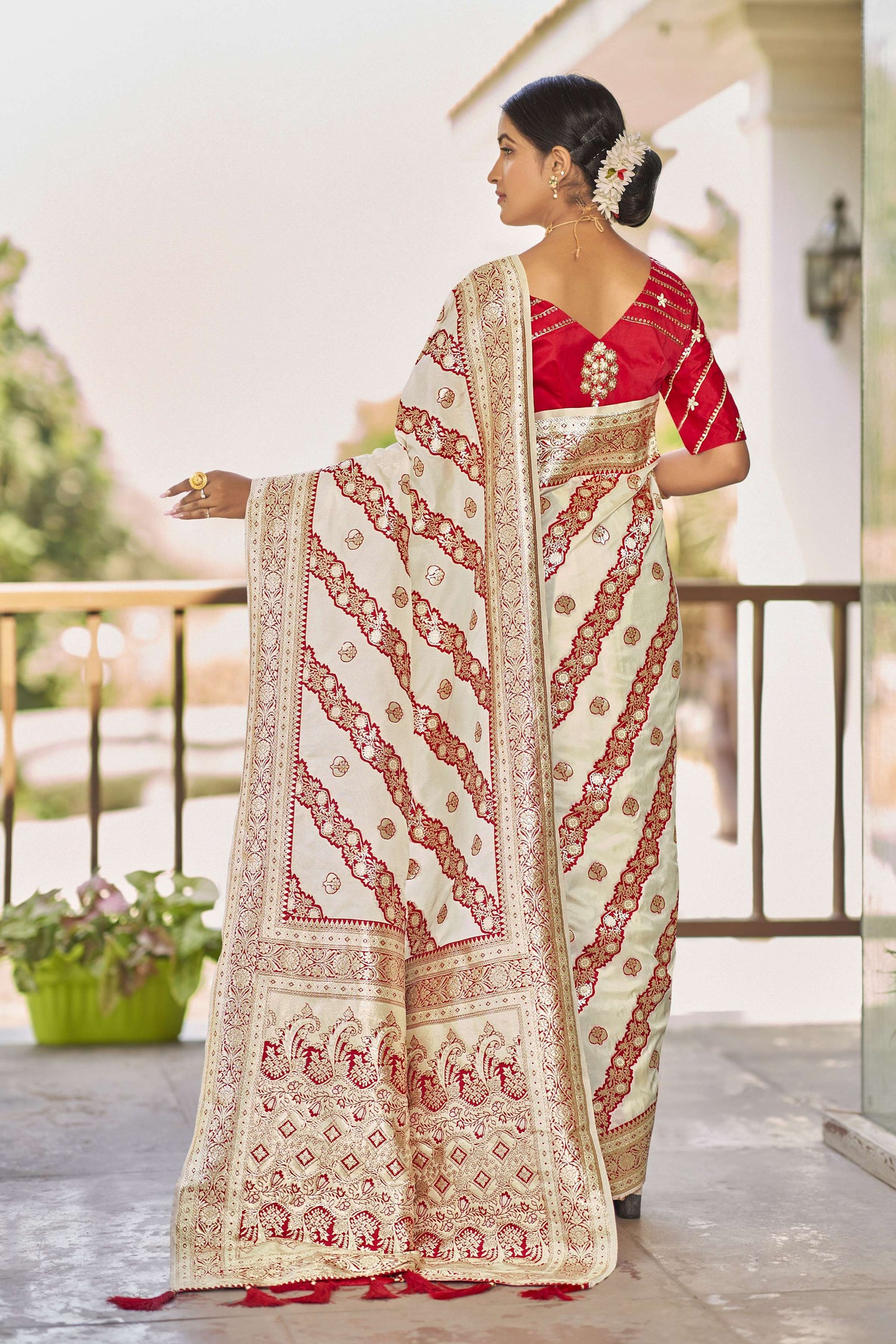 MANOHARI Banarasi Silk Blend Jacquard Work Saree - White - Dista
