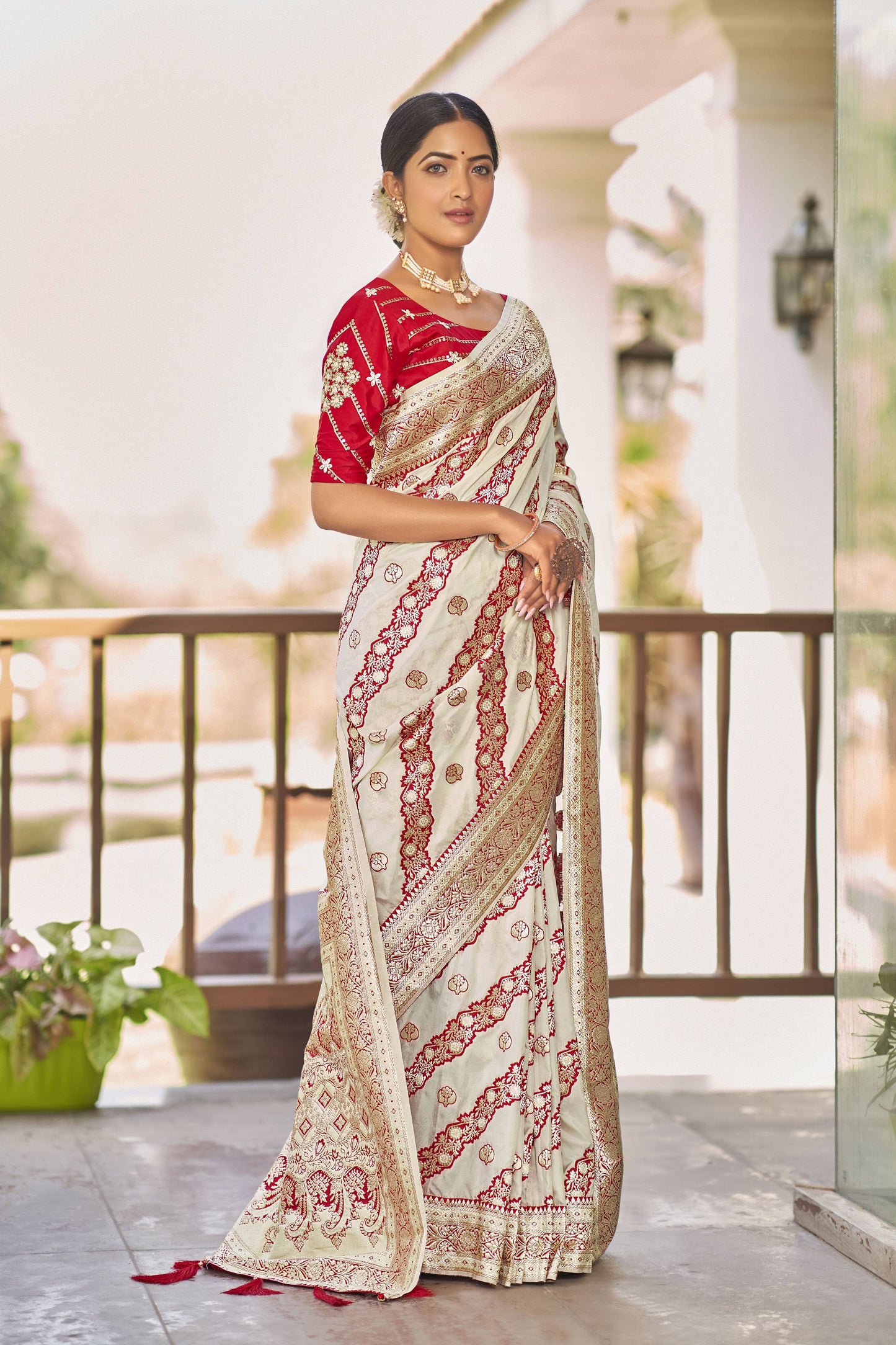 MANOHARI Banarasi Silk Blend Jacquard Work Saree - White - Dista