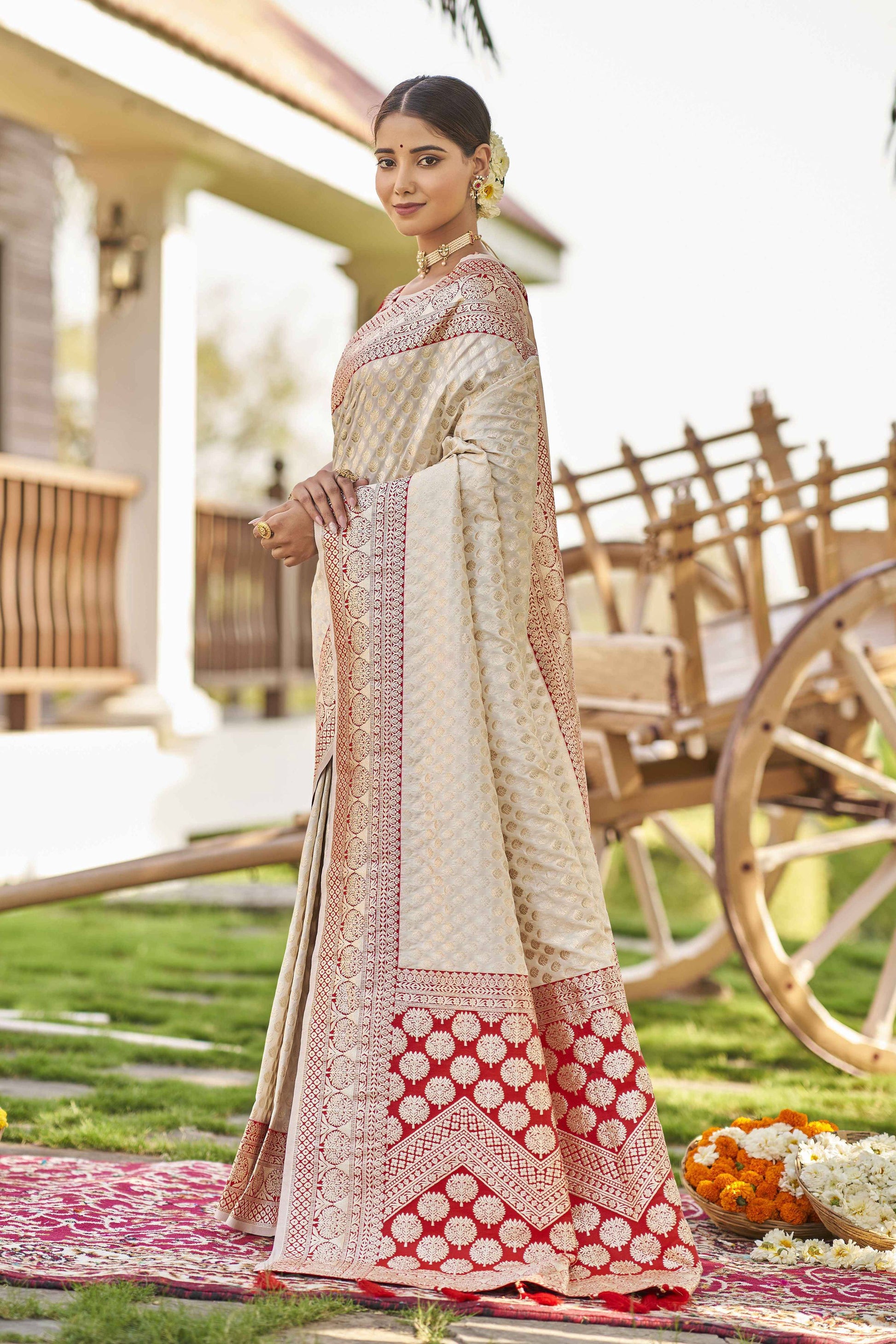 MANOHARI Banarasi Silk Blend Jacquard Work Saree - White - Dista