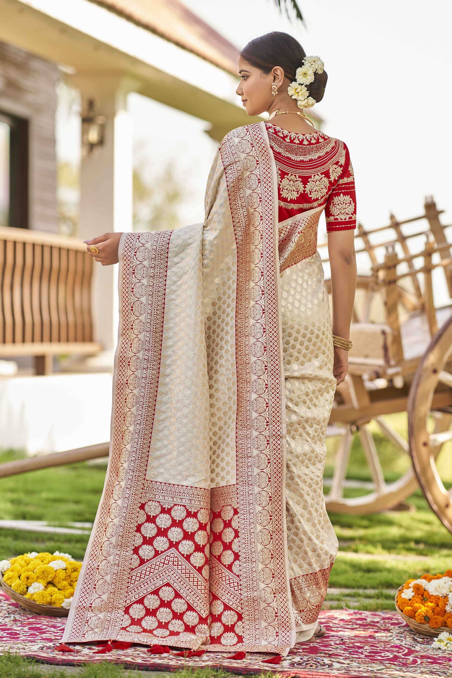 MANOHARI Banarasi Silk Blend Jacquard Work Saree - White - Dista