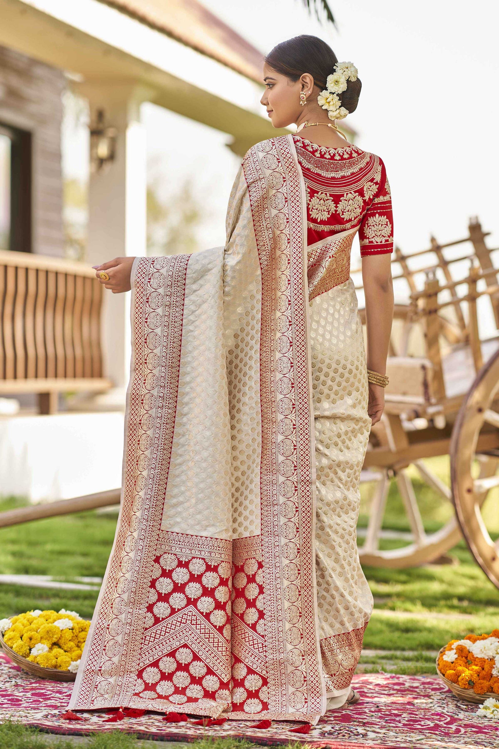 MANOHARI Banarasi Silk Blend Jacquard Work Saree - White - Dista