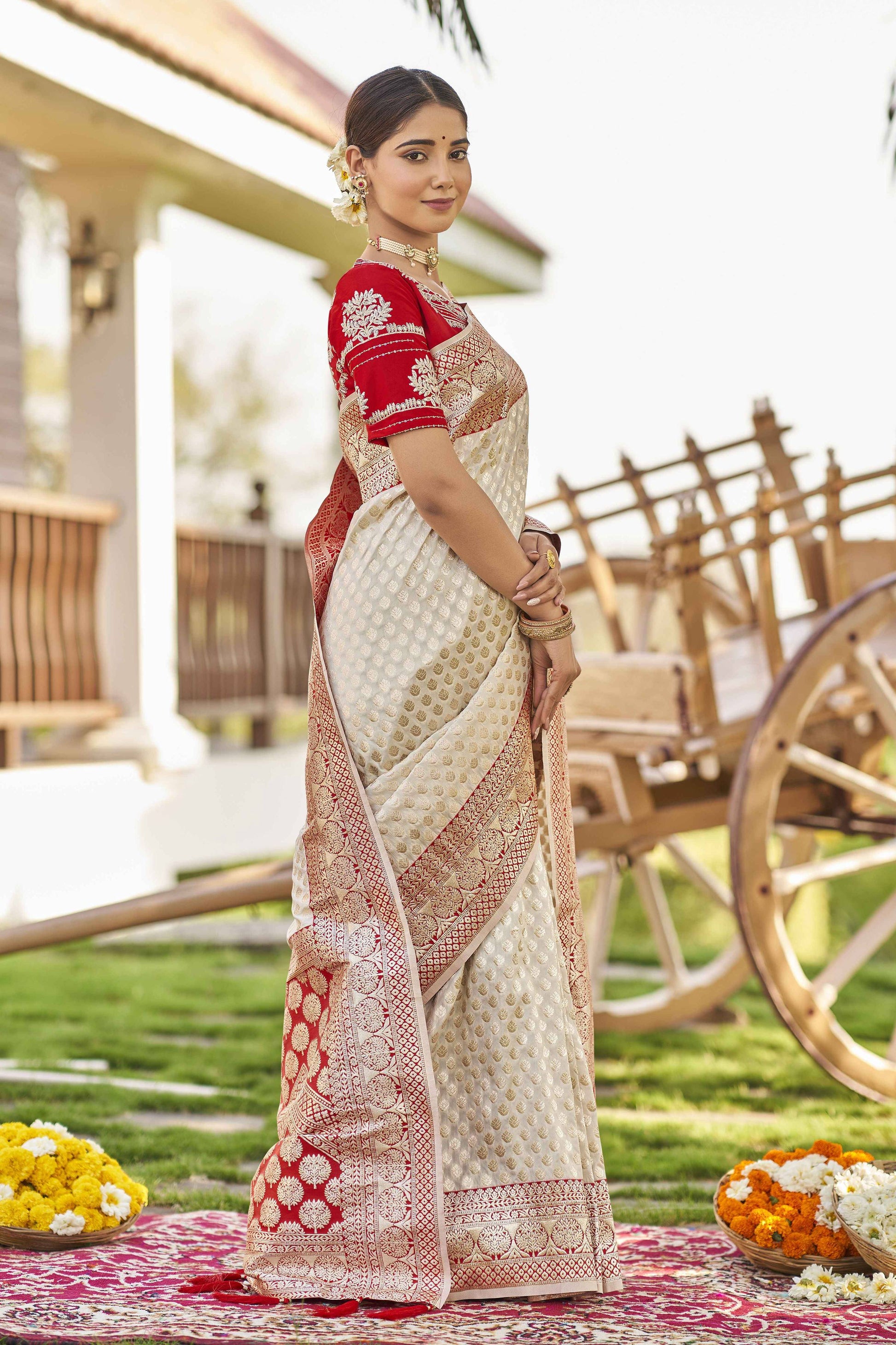 MANOHARI Banarasi Silk Blend Jacquard Work Saree - White - Dista