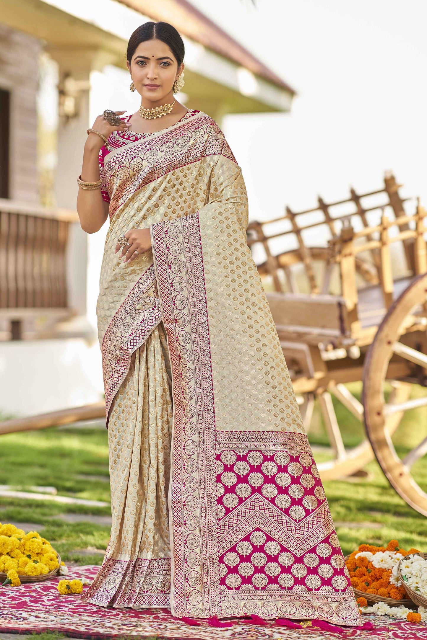 MANOHARI Banarasi Silk Blend Jacquard Work Saree - White - Dista