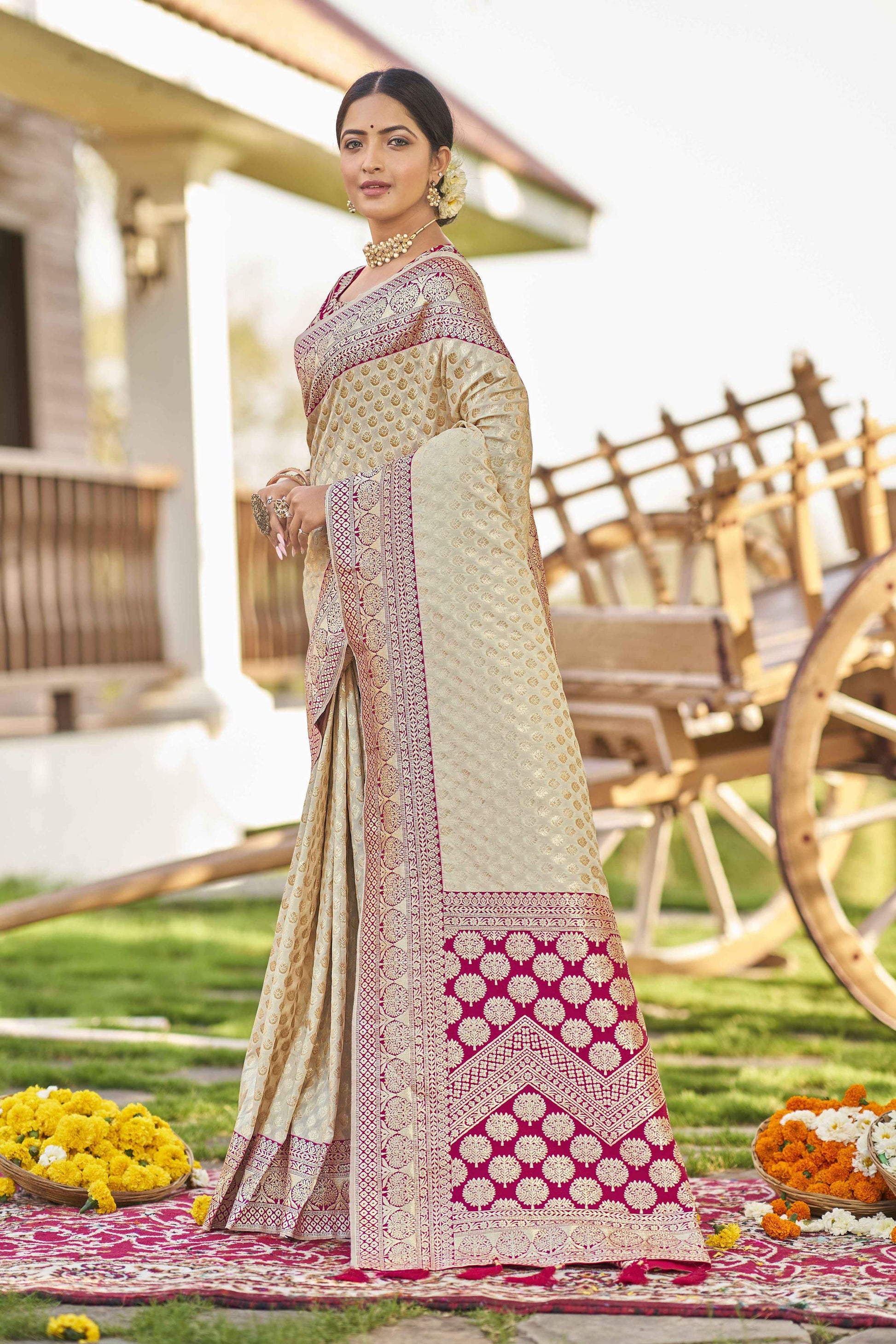MANOHARI Banarasi Silk Blend Jacquard Work Saree - White - Dista