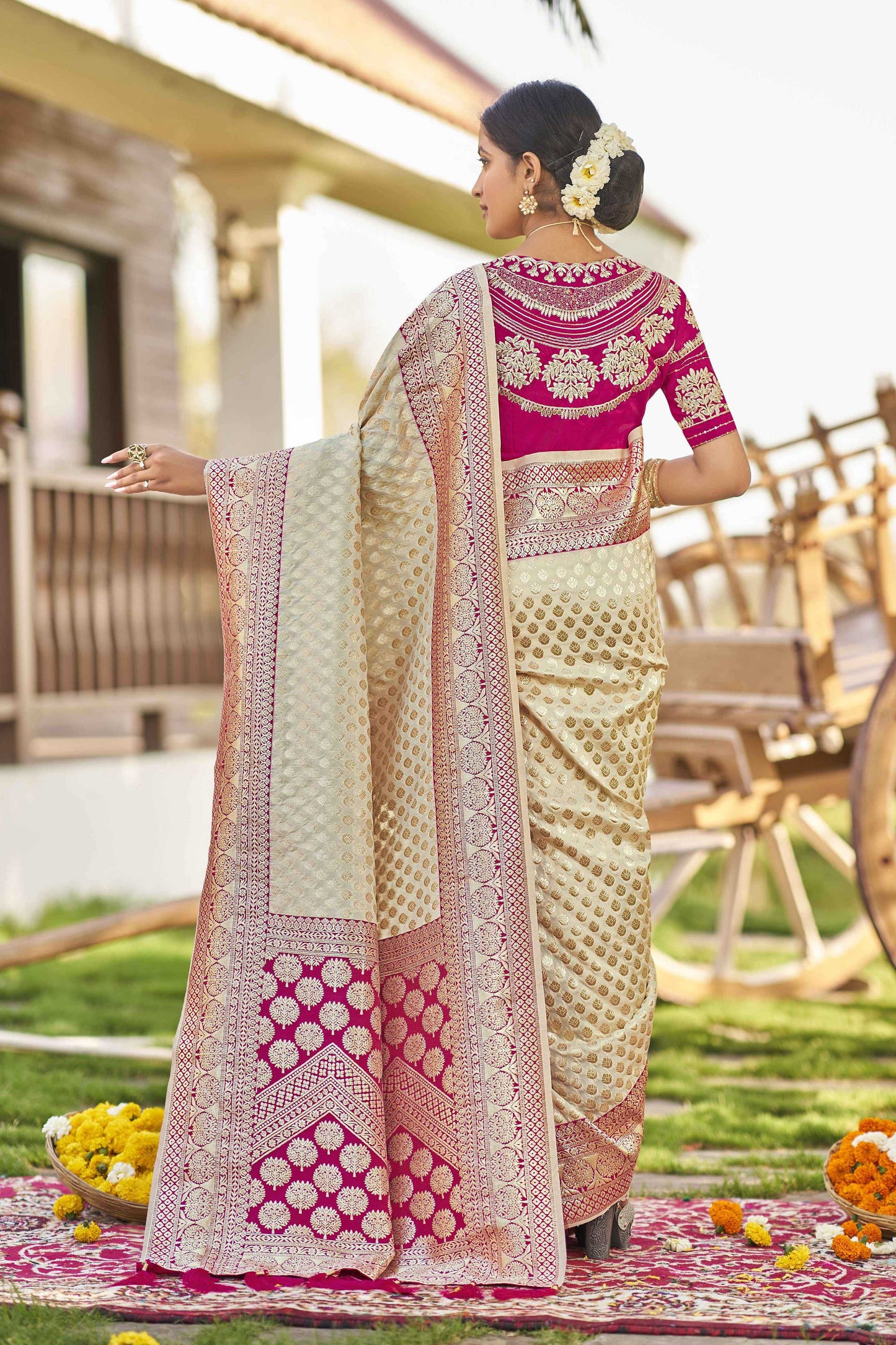 MANOHARI Banarasi Silk Blend Jacquard Work Saree - White - Dista