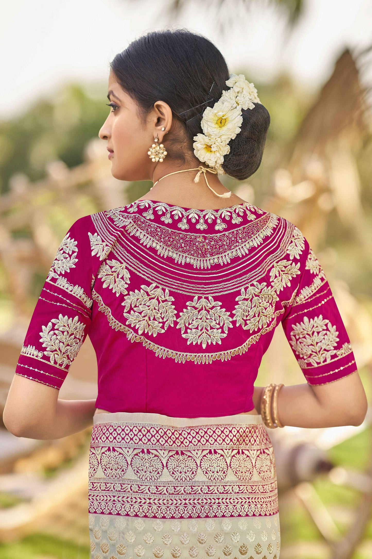 MANOHARI Banarasi Silk Blend Jacquard Work Saree - White - Dista