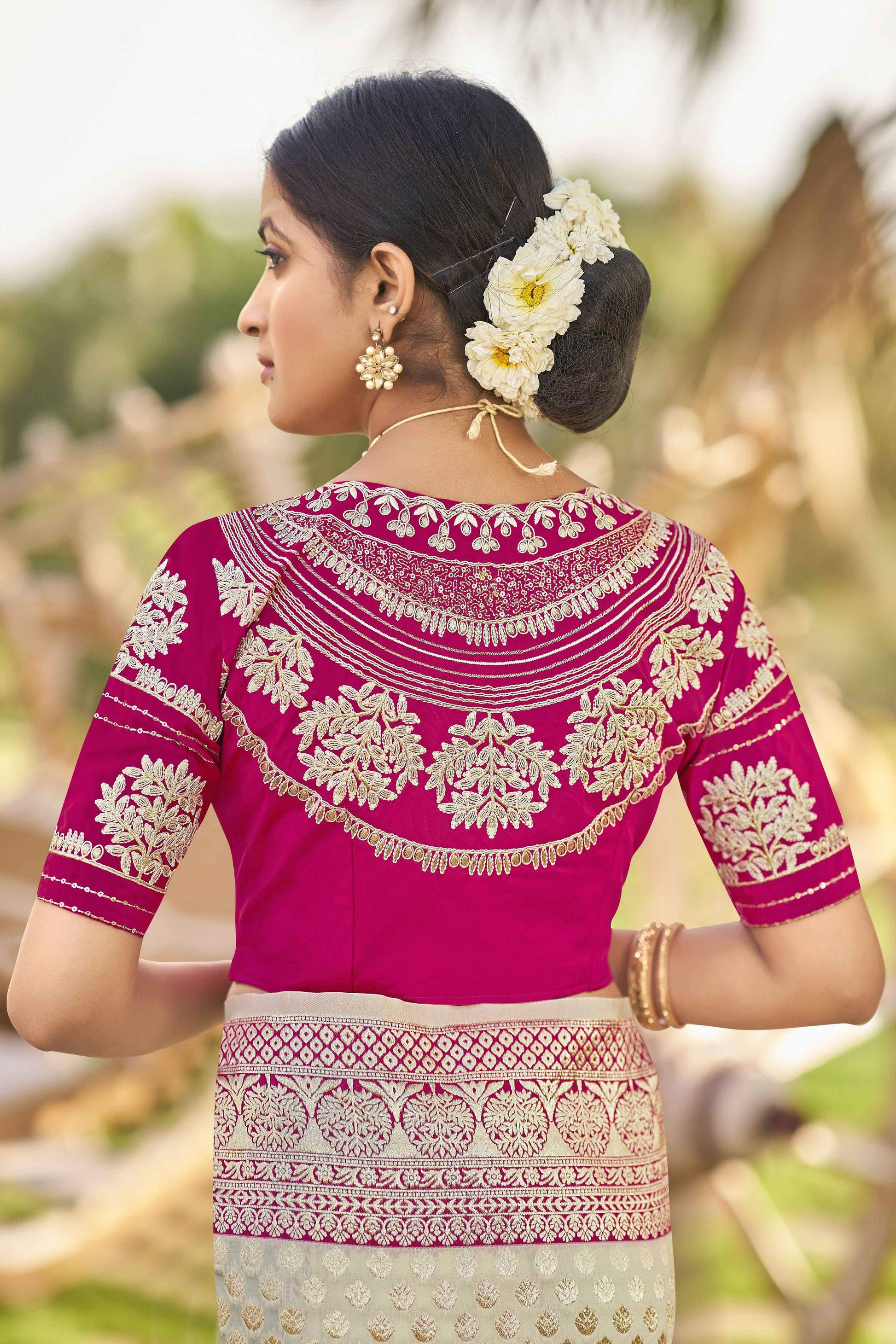 MANOHARI Banarasi Silk Blend Jacquard Work Saree - White - Dista
