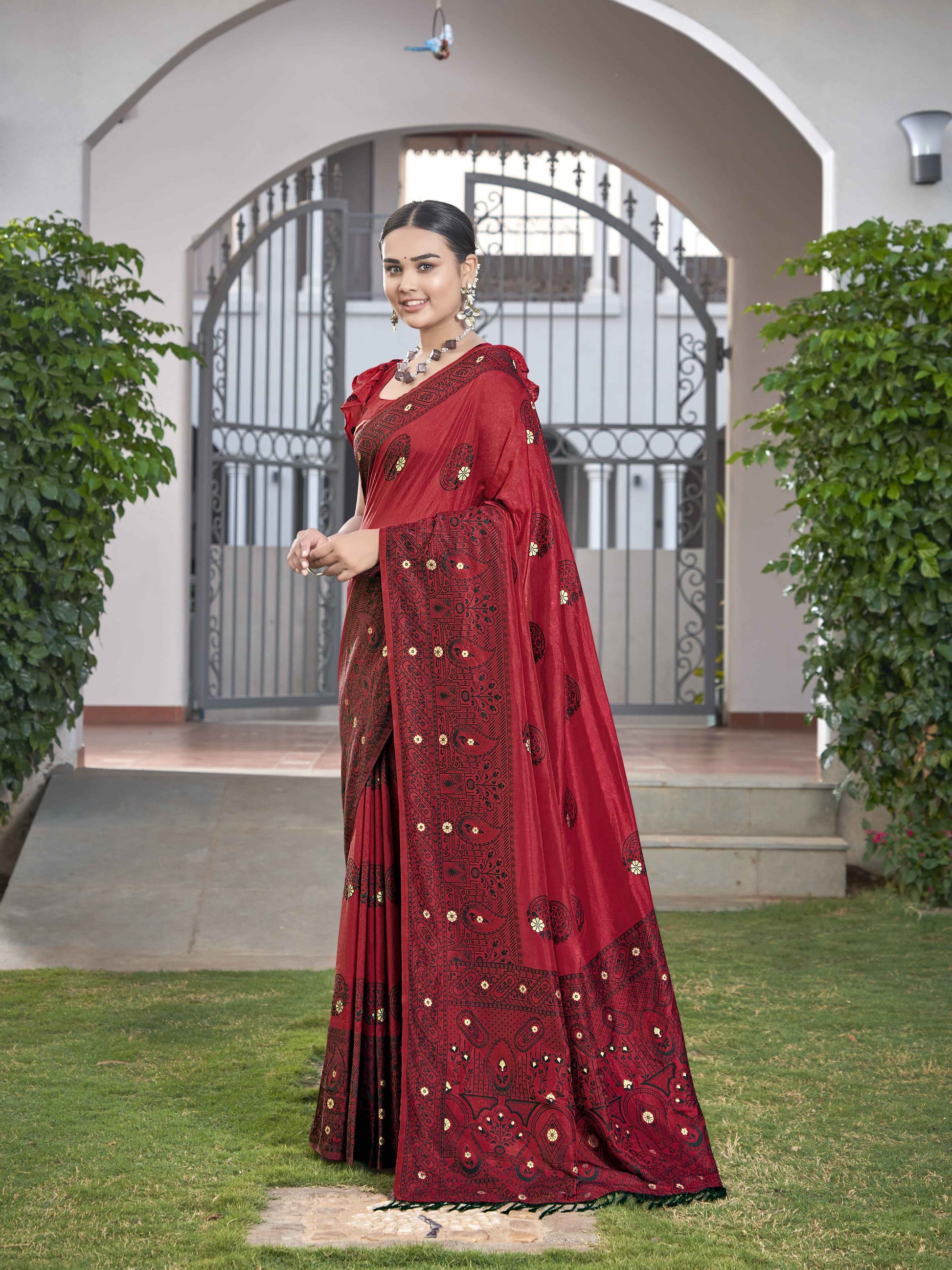 MANOHARI Banarasi Silk Blend Jacquard Work Saree - Red - Dista