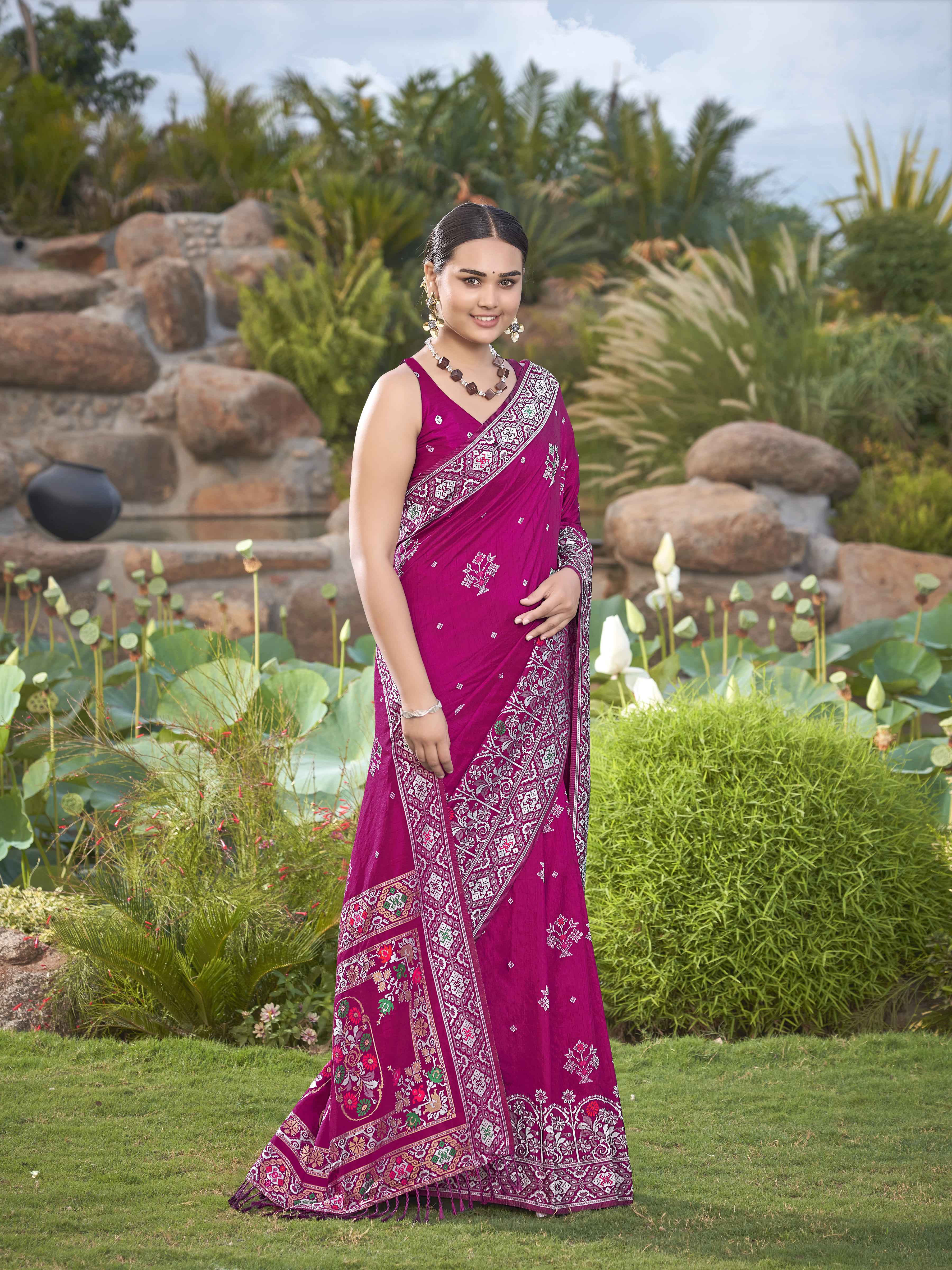 MANOHARI Banarasi Silk Blend Jacquard Work Saree - Pink - Dista