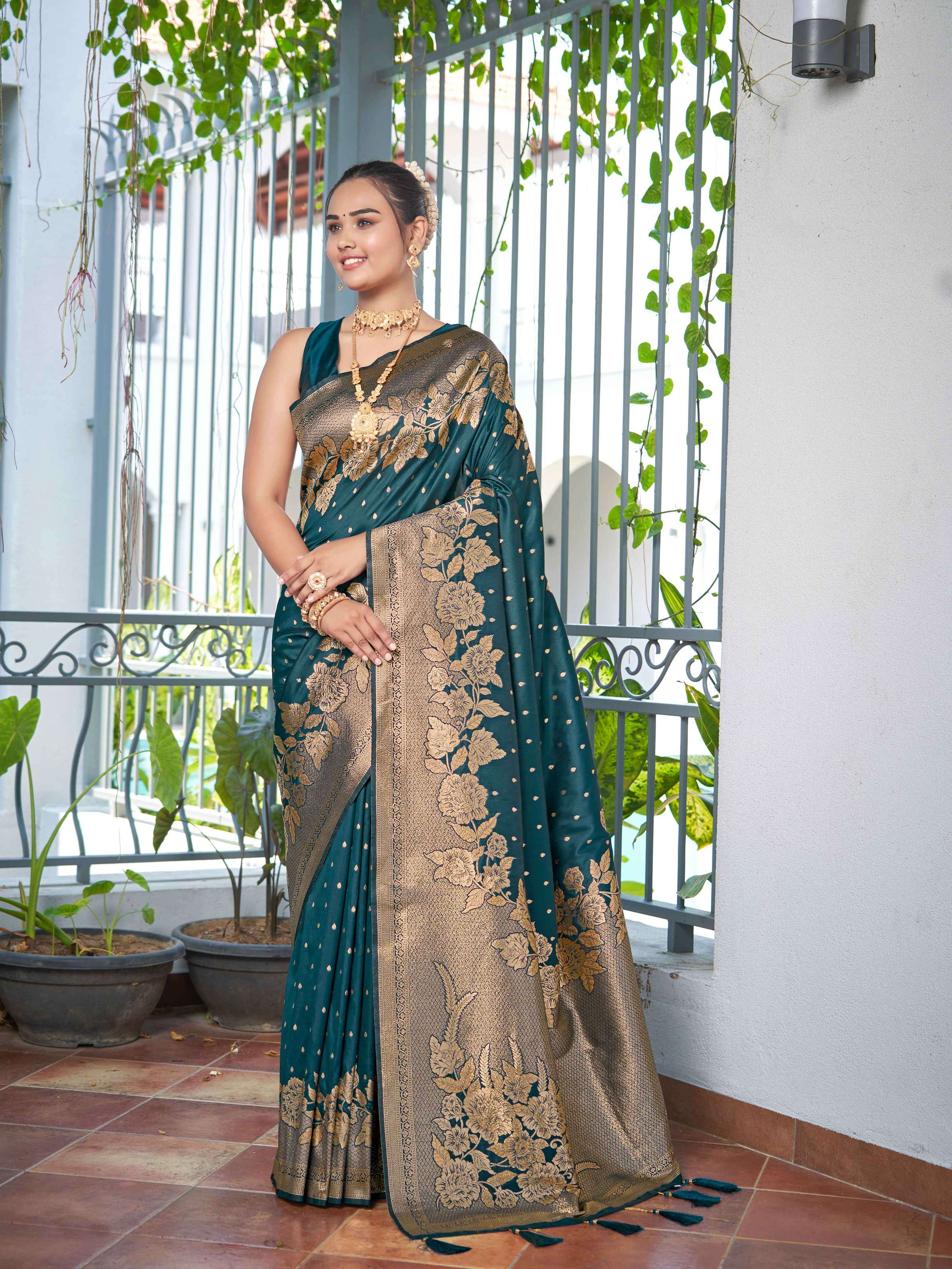 MANOHARI Banarasi Silk Blend Jacquard Work Saree - Green - Dista