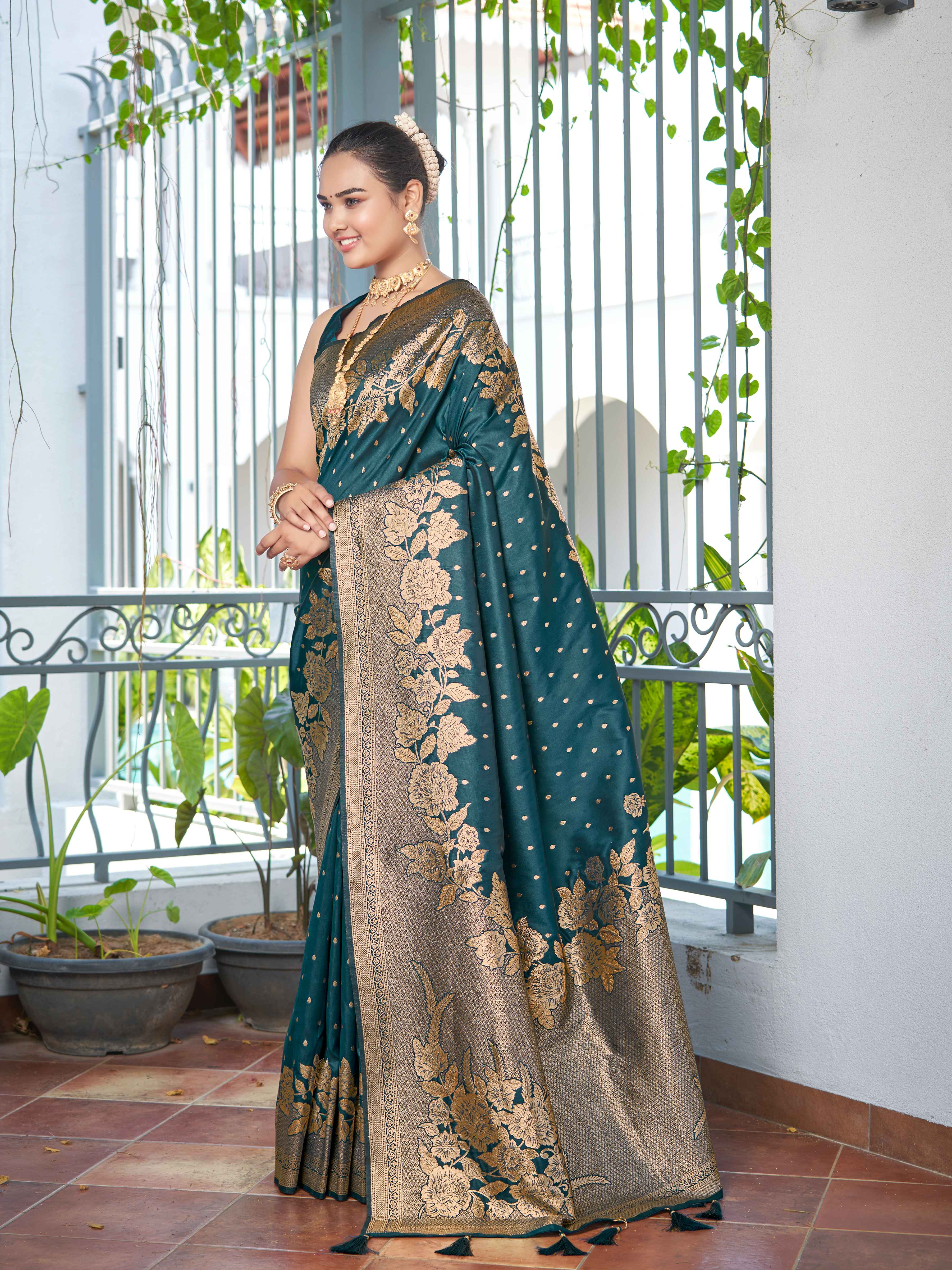 MANOHARI Banarasi Silk Blend Jacquard Work Saree - Green - Dista