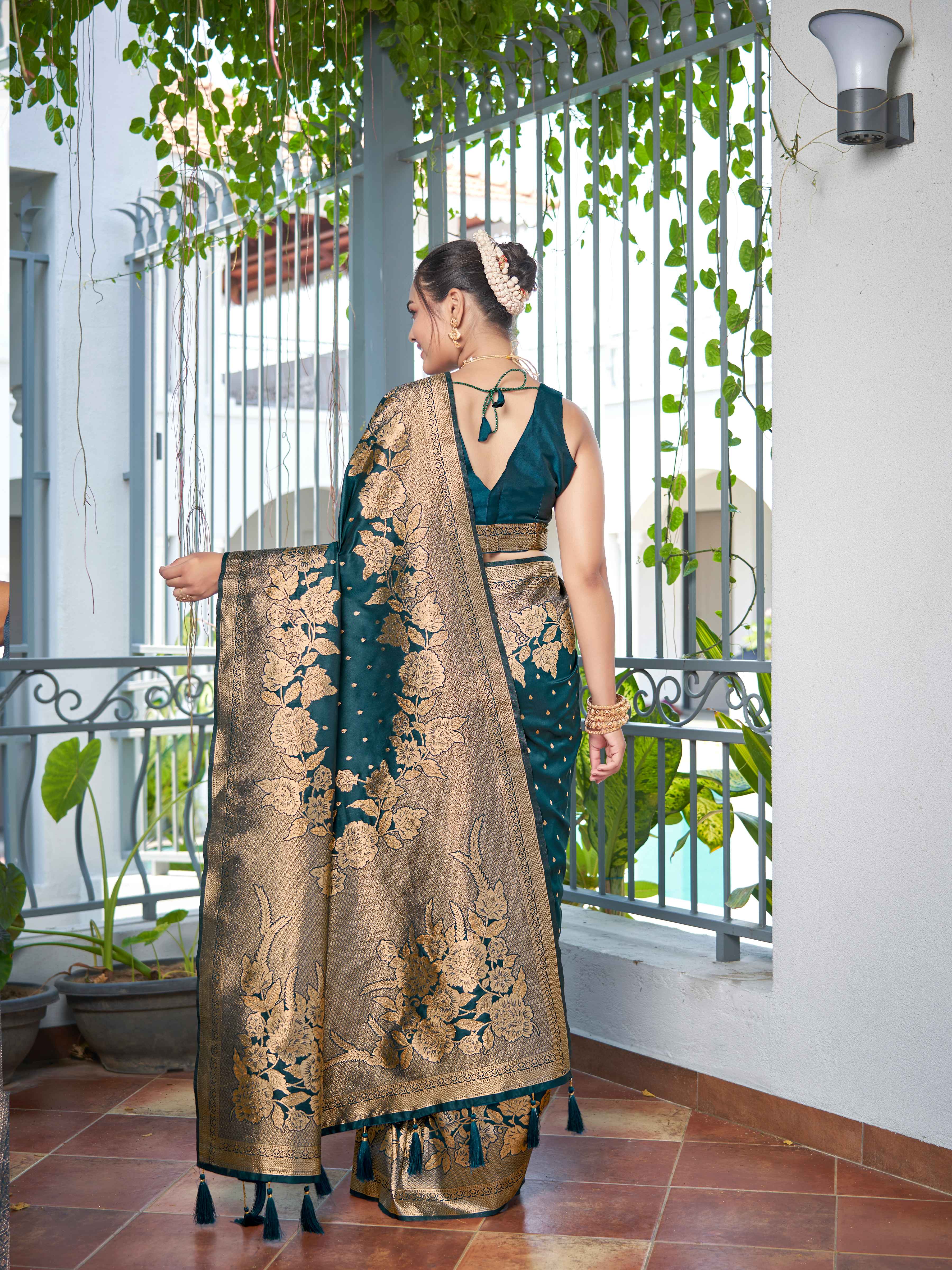 MANOHARI Banarasi Silk Blend Jacquard Work Saree - Green - Dista