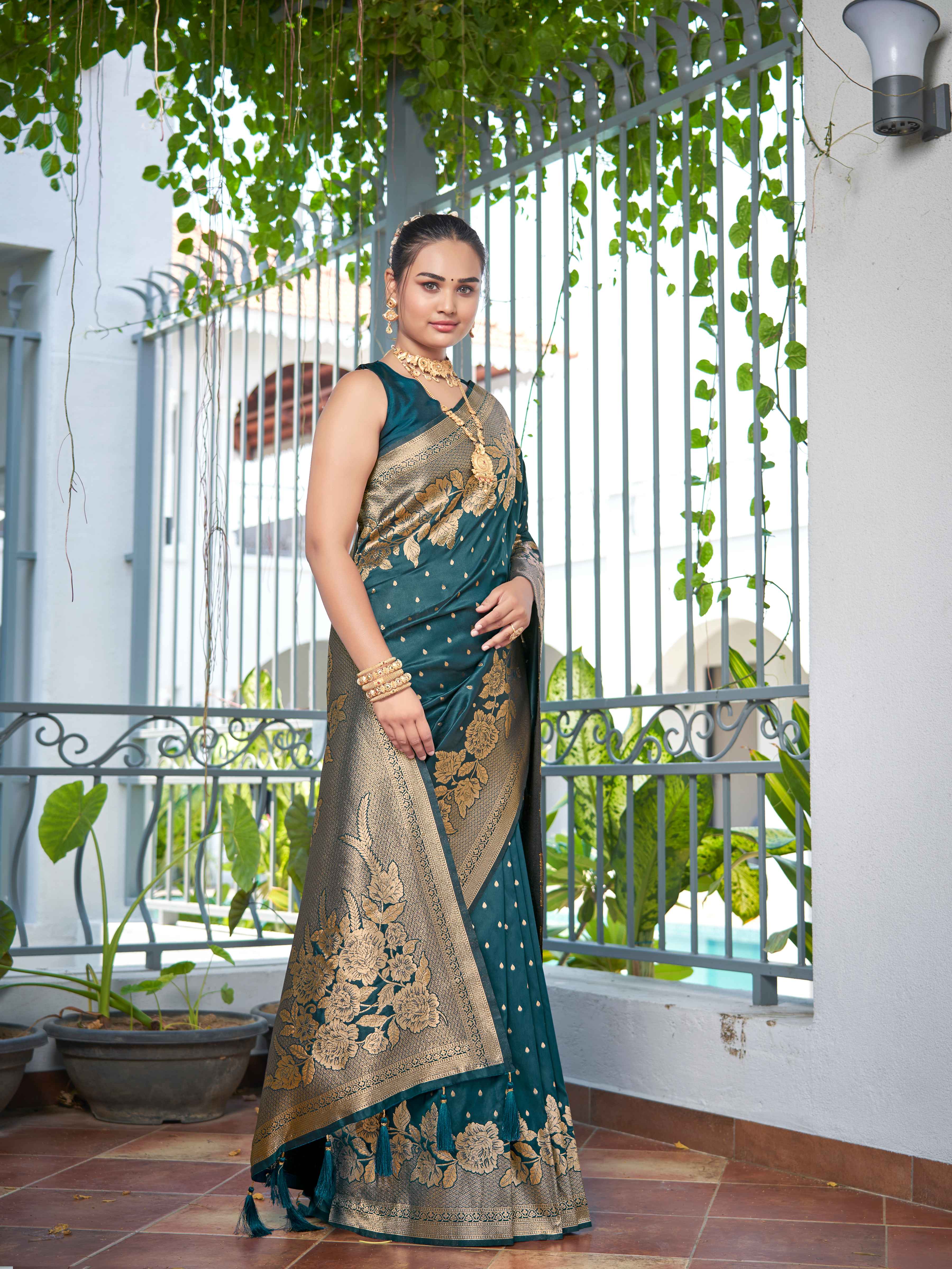MANOHARI Banarasi Silk Blend Jacquard Work Saree - Green - Dista