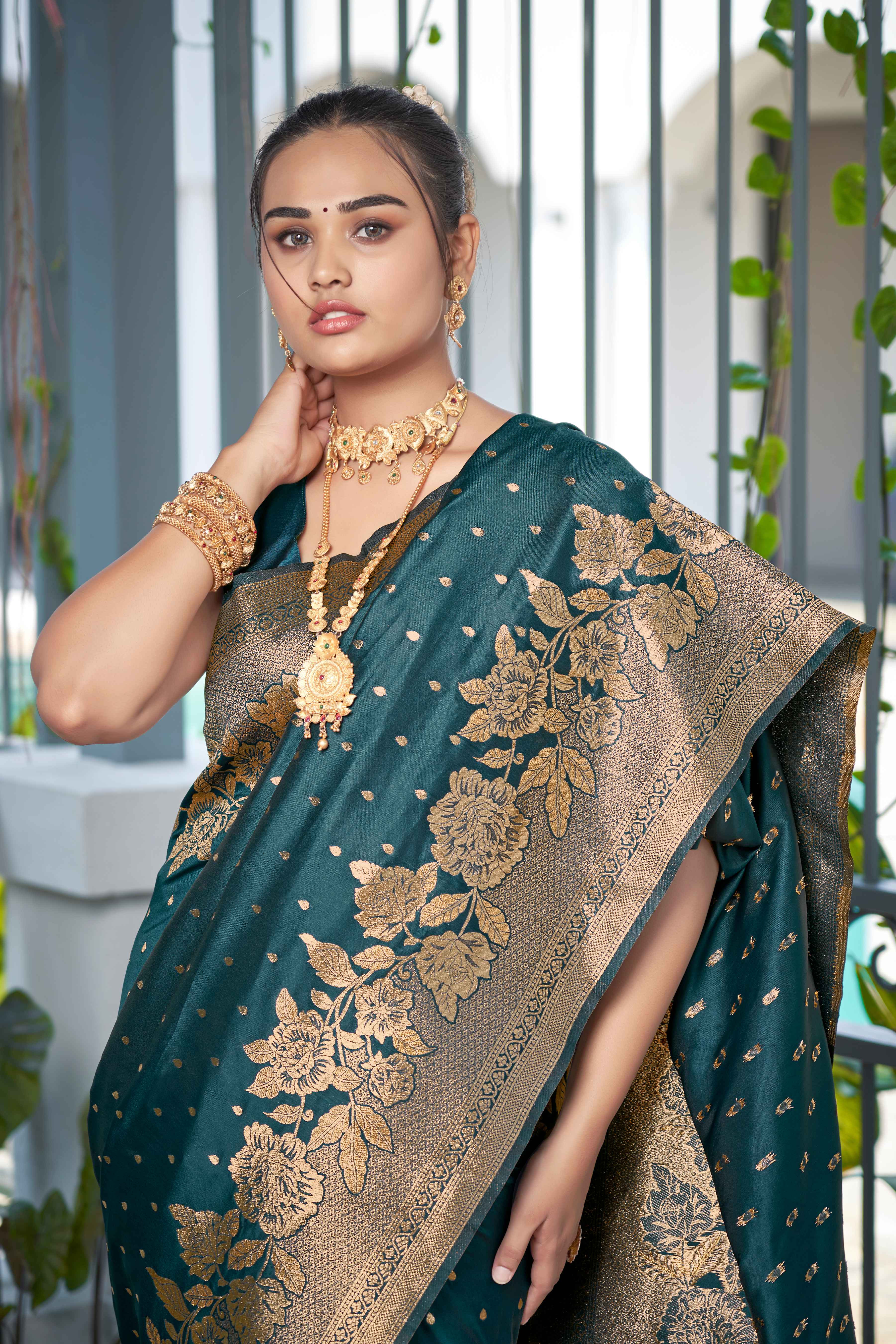 MANOHARI Banarasi Silk Blend Jacquard Work Saree - Green - Dista