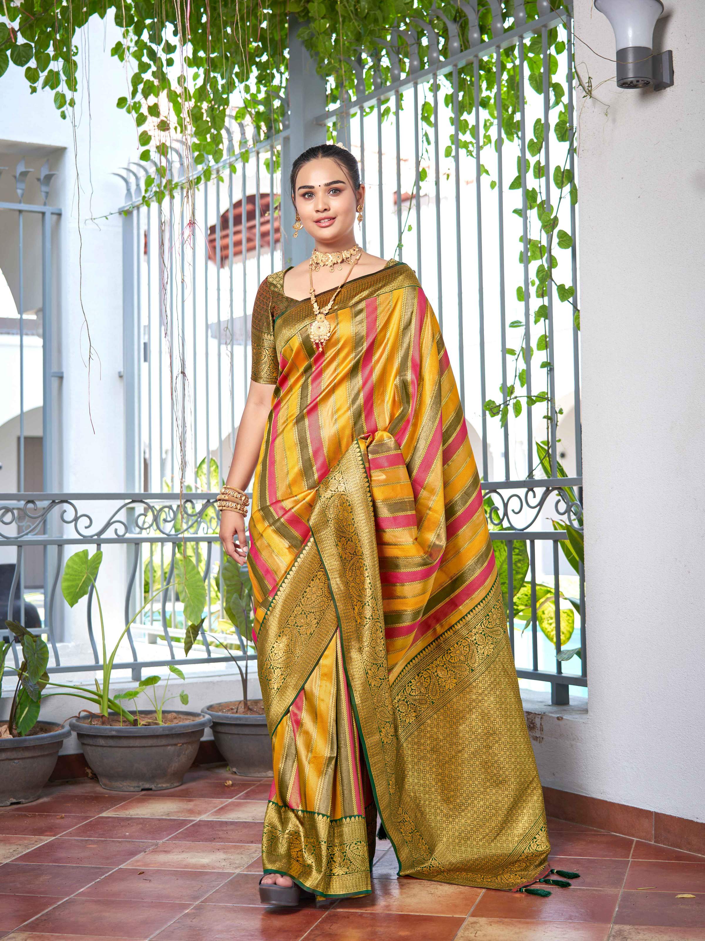 MANOHARI Banarasi Silk Blend Jacquard Work Saree - Green - Dista