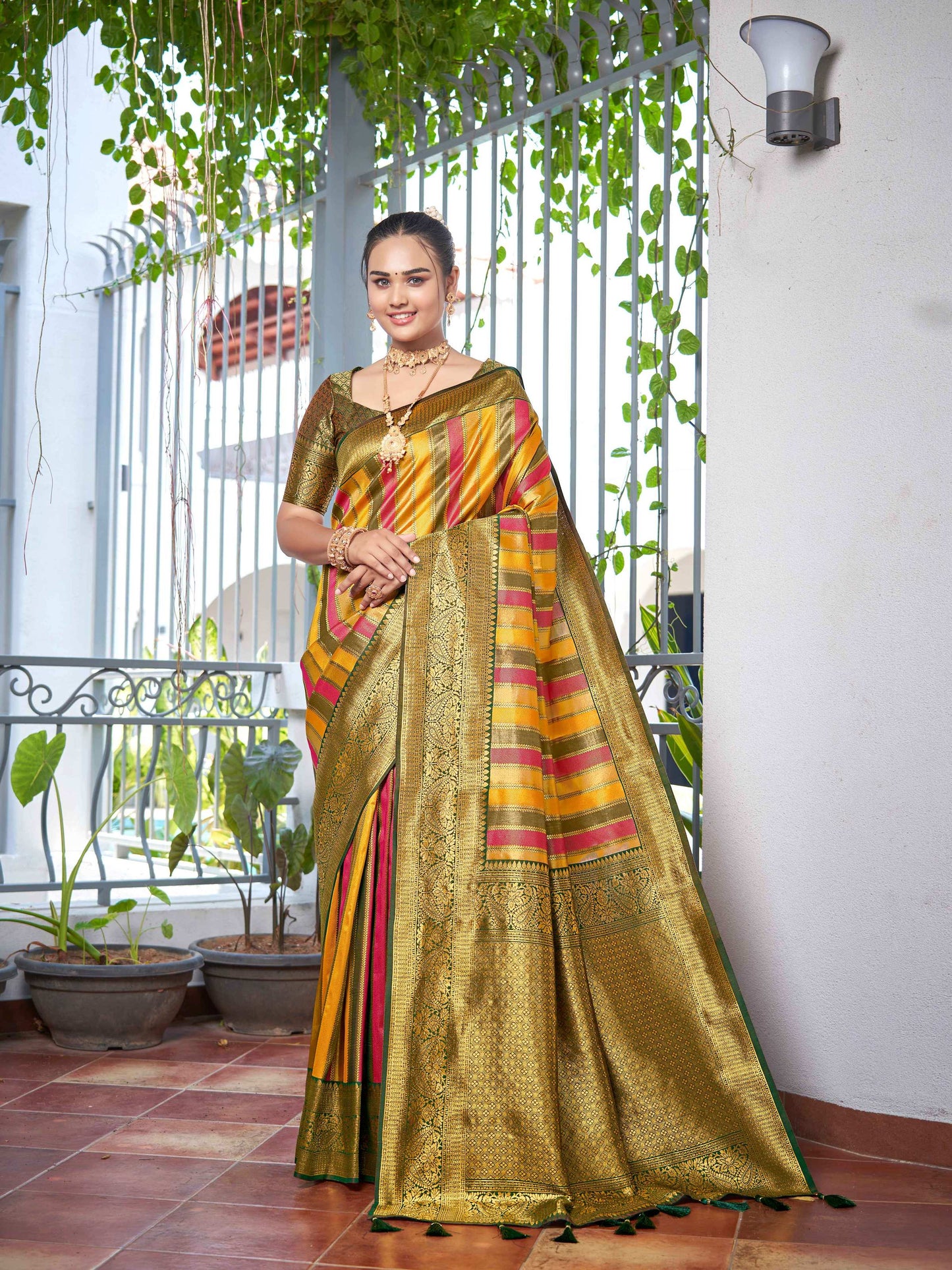 MANOHARI Banarasi Silk Blend Jacquard Work Saree - Green - Dista