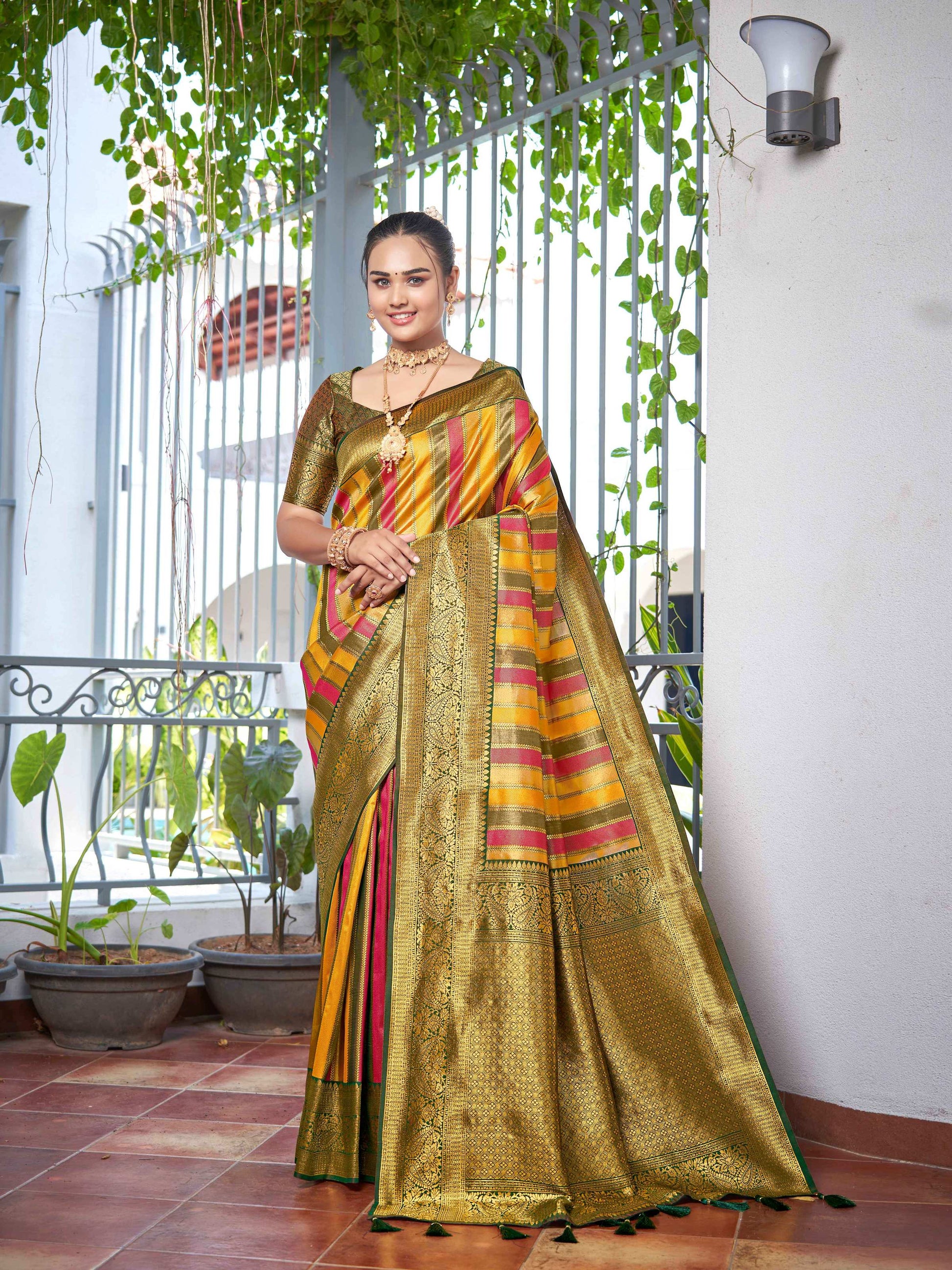 MANOHARI Banarasi Silk Blend Jacquard Work Saree - Green - Dista