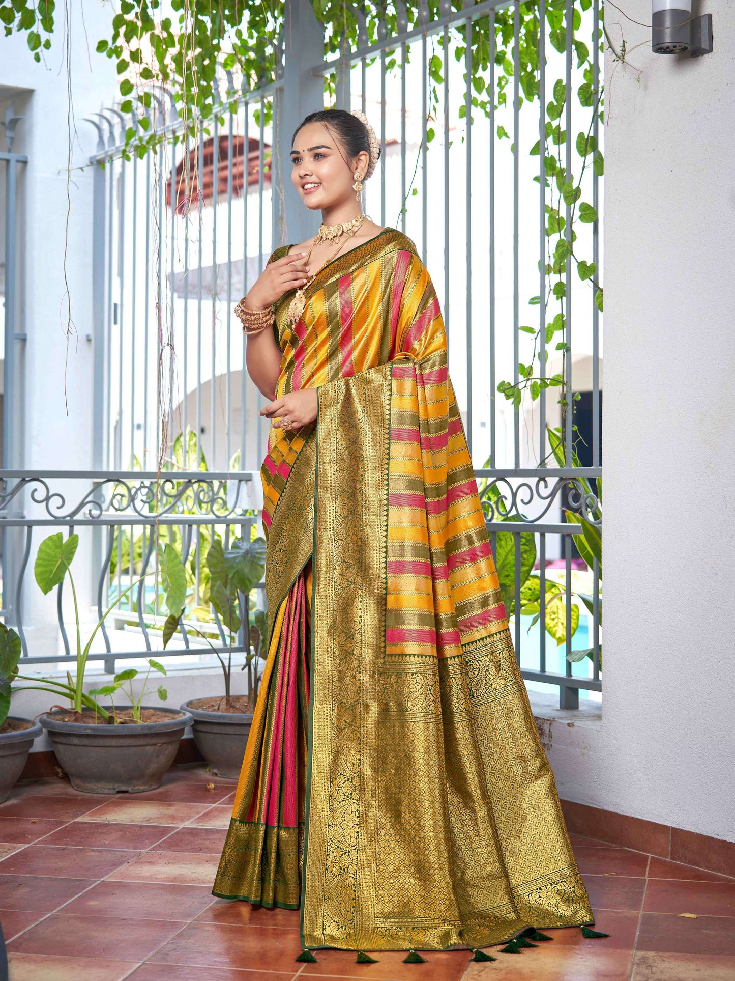 MANOHARI Banarasi Silk Blend Jacquard Work Saree - Green - Dista