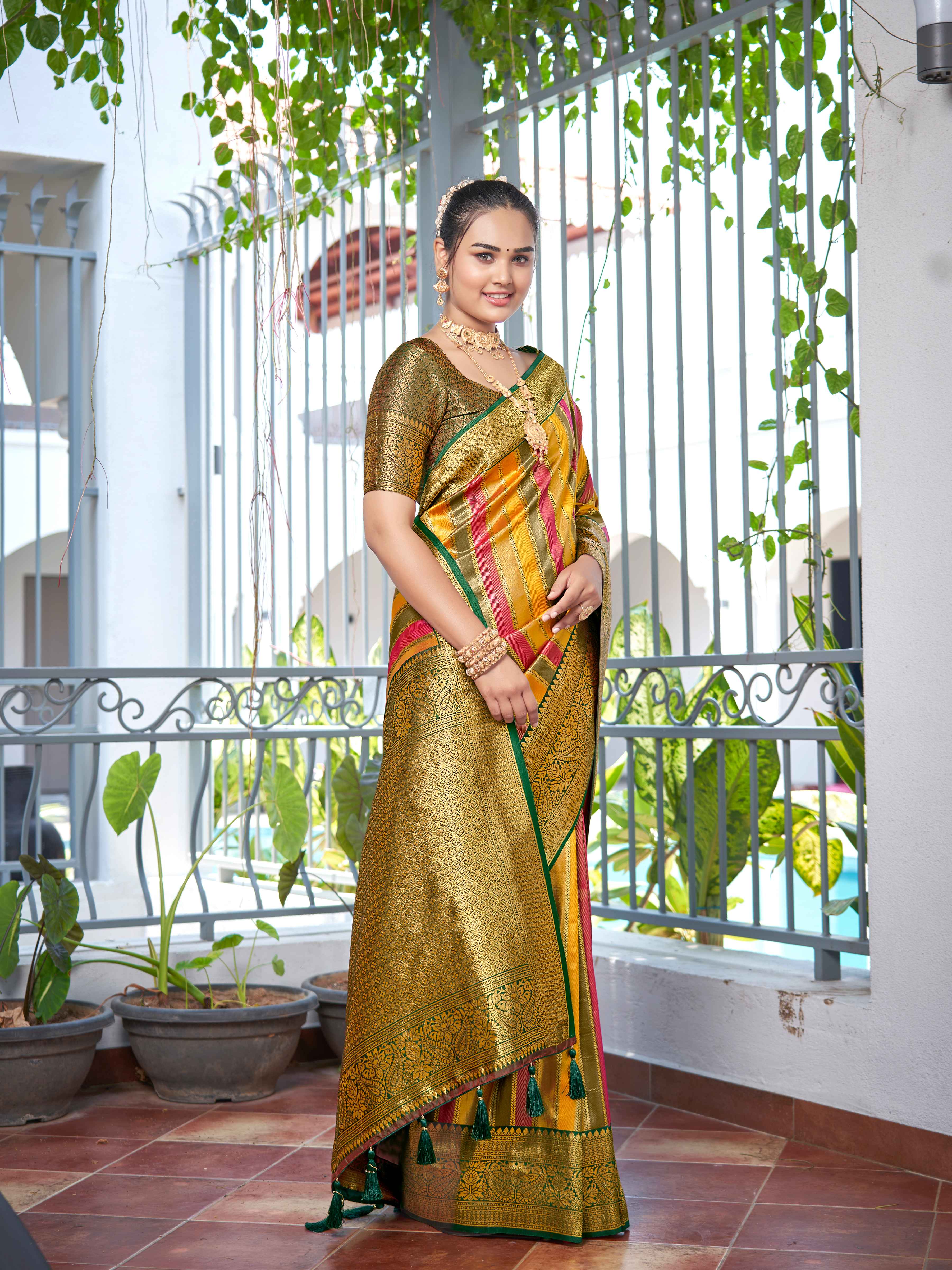 MANOHARI Banarasi Silk Blend Jacquard Work Saree - Green - Dista