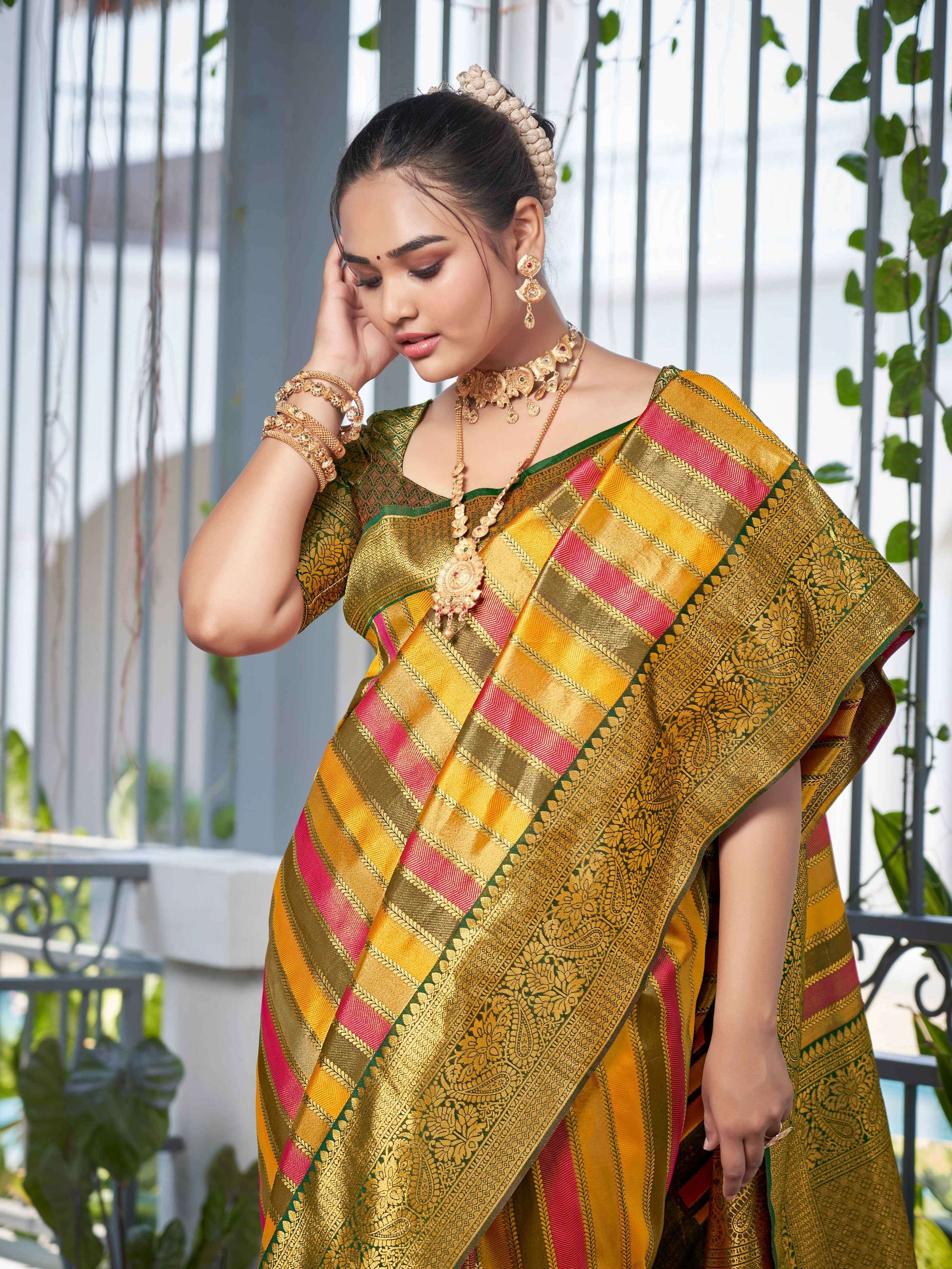 MANOHARI Banarasi Silk Blend Jacquard Work Saree - Green - Dista