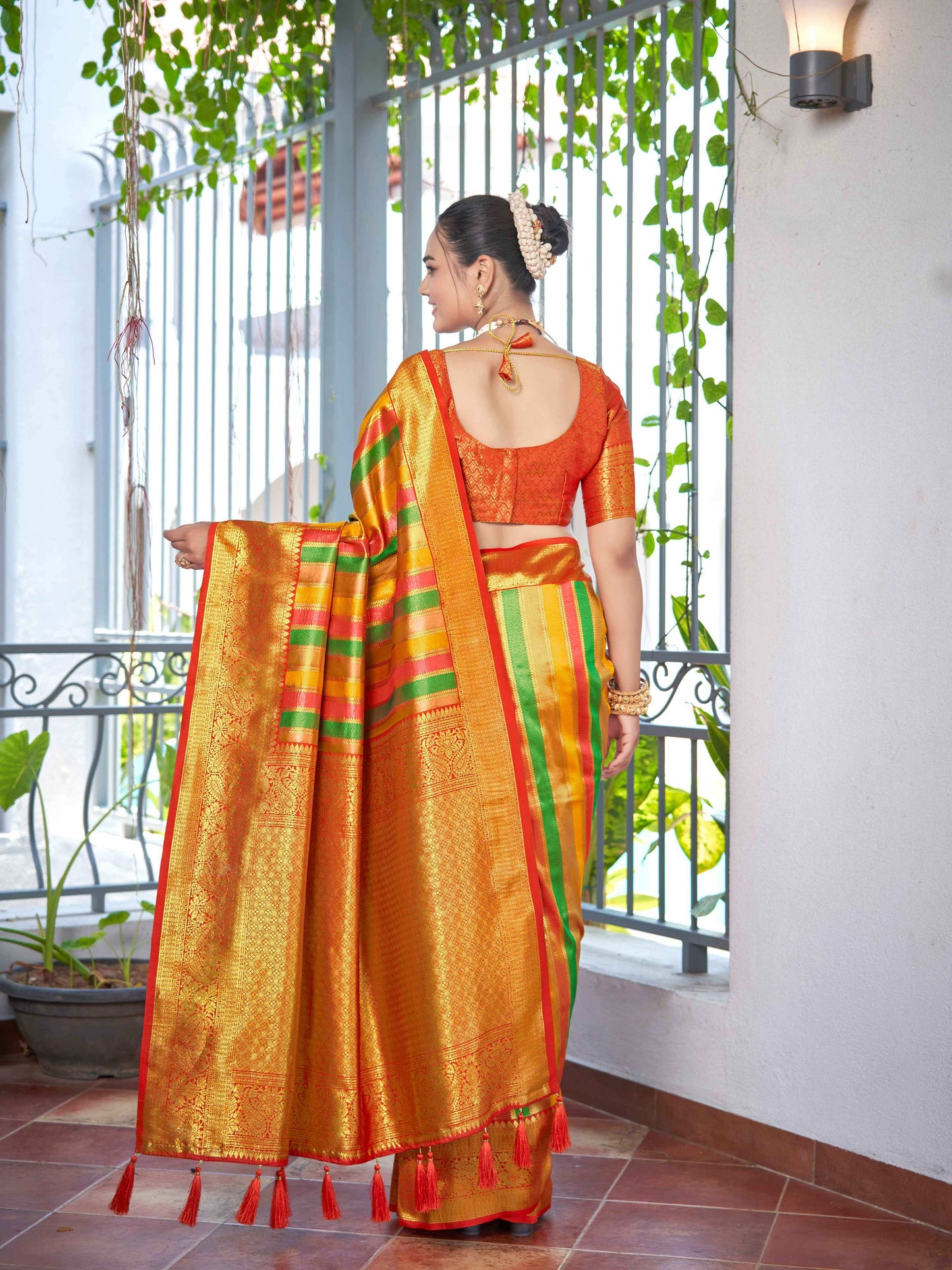 MANOHARI Banarasi Silk Blend Jacquard Work Saree - Red - Dista