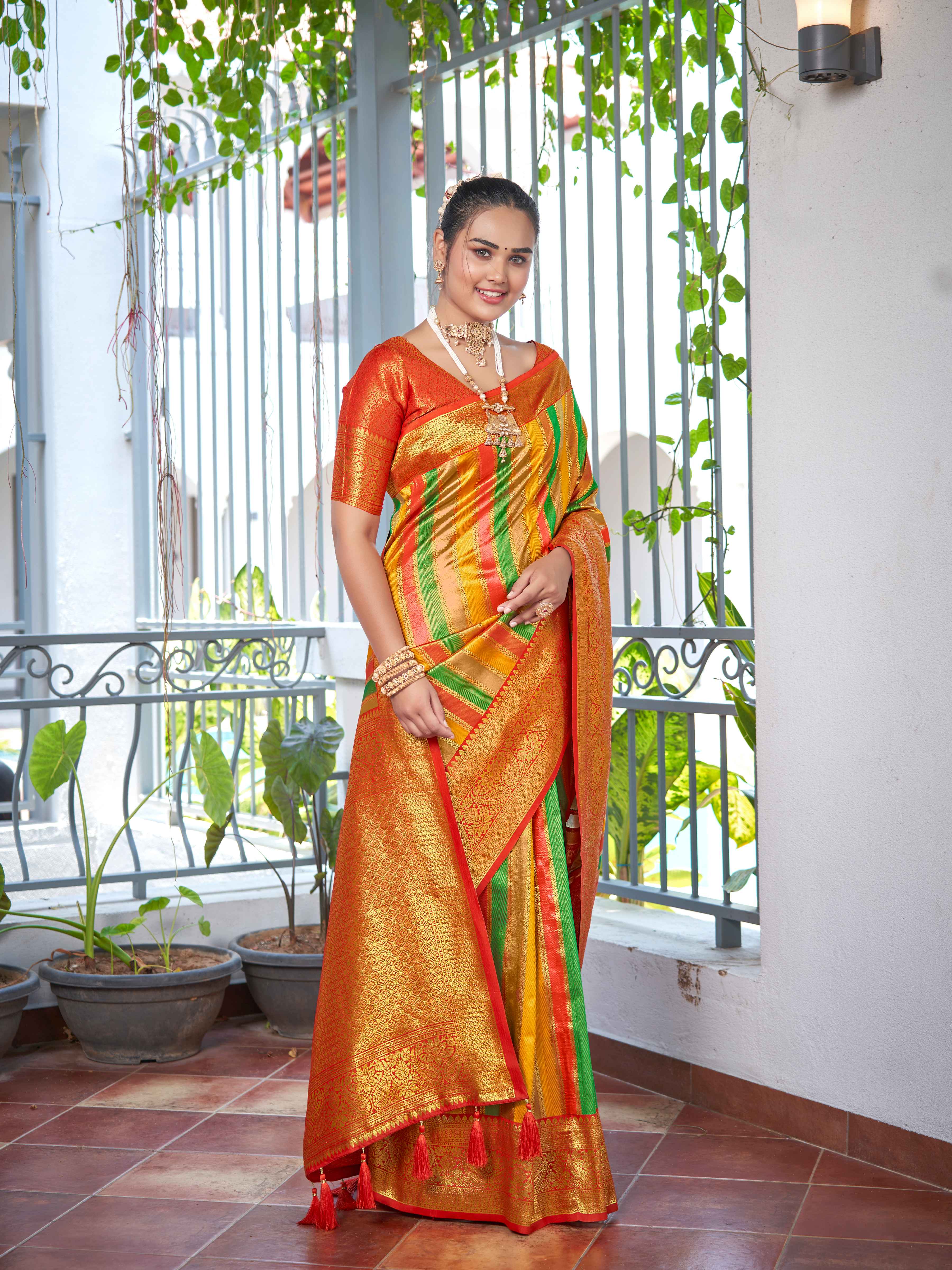 MANOHARI Banarasi Silk Blend Jacquard Work Saree - Red - Dista