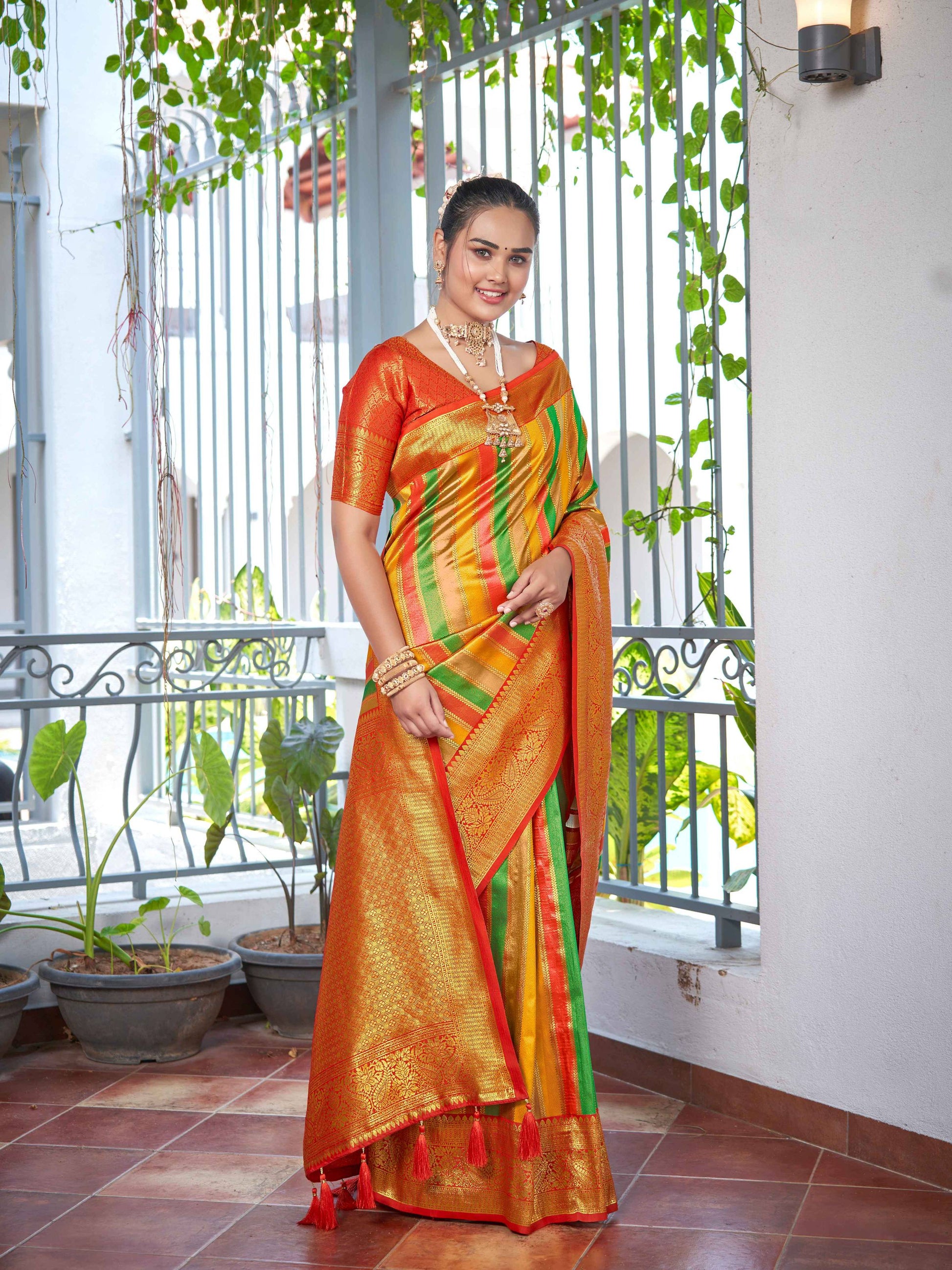 MANOHARI Banarasi Silk Blend Jacquard Work Saree - Red - Dista