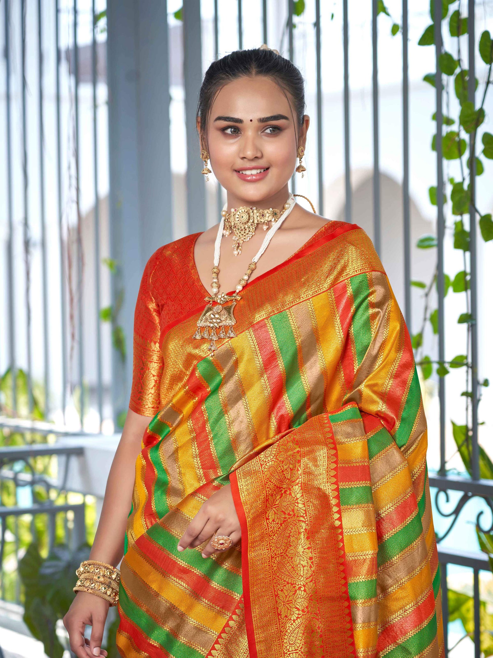 MANOHARI Banarasi Silk Blend Jacquard Work Saree - Red - Dista