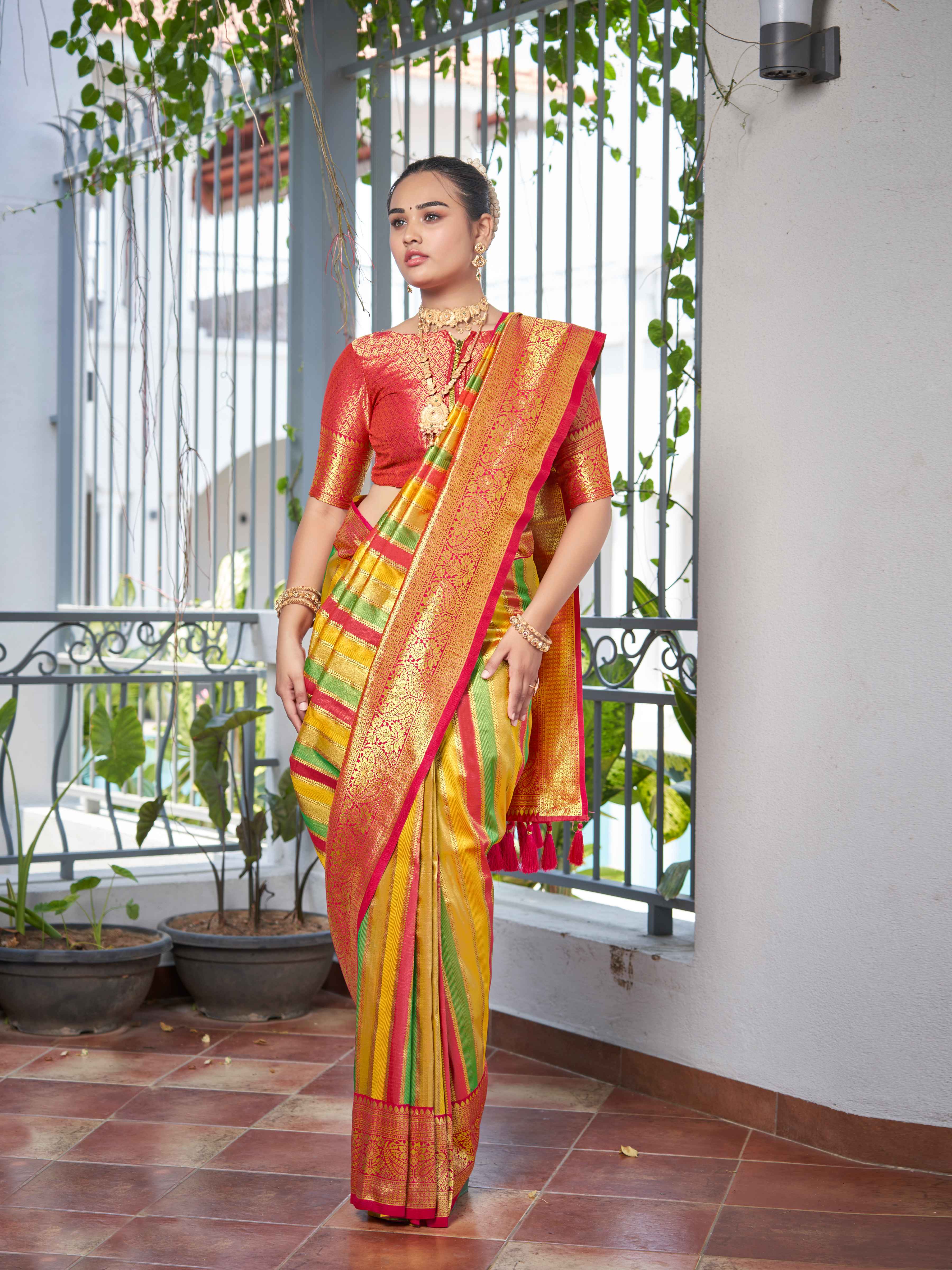 MANOHARI Banarasi Silk Blend Jacquard Work Saree - Pink - Dista