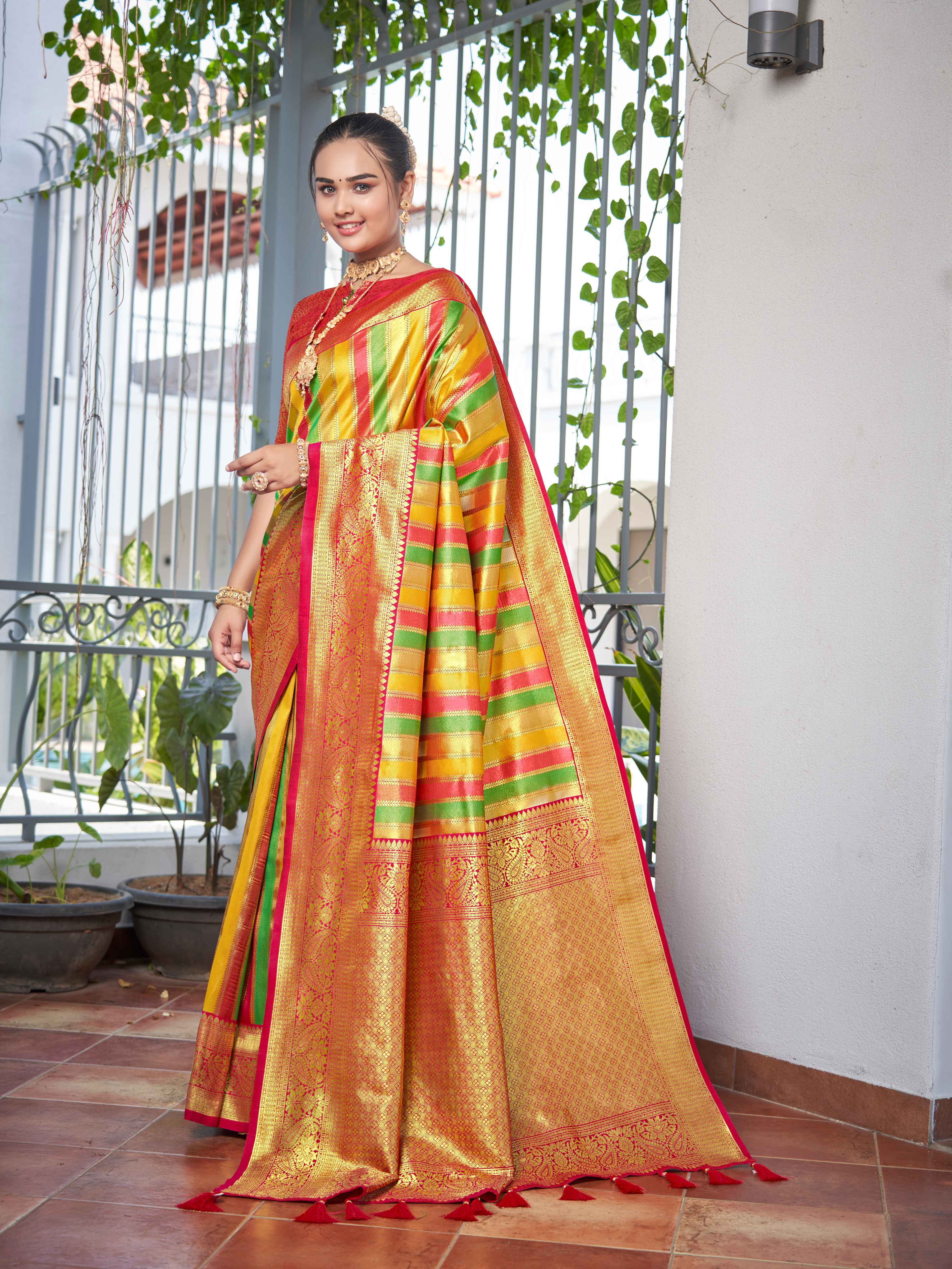 MANOHARI Banarasi Silk Blend Jacquard Work Saree - Pink - Dista