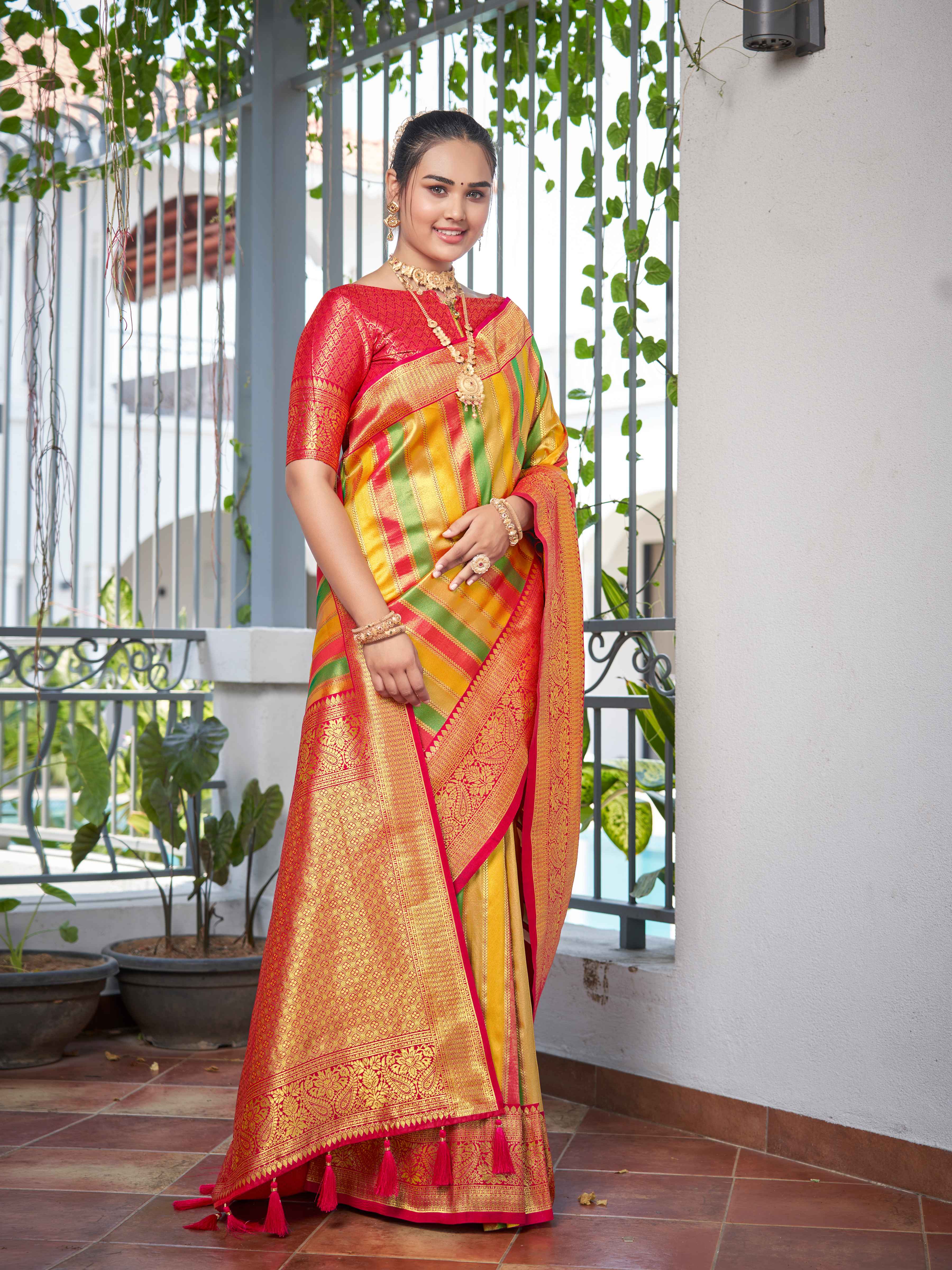 MANOHARI Banarasi Silk Blend Jacquard Work Saree - Pink - Dista