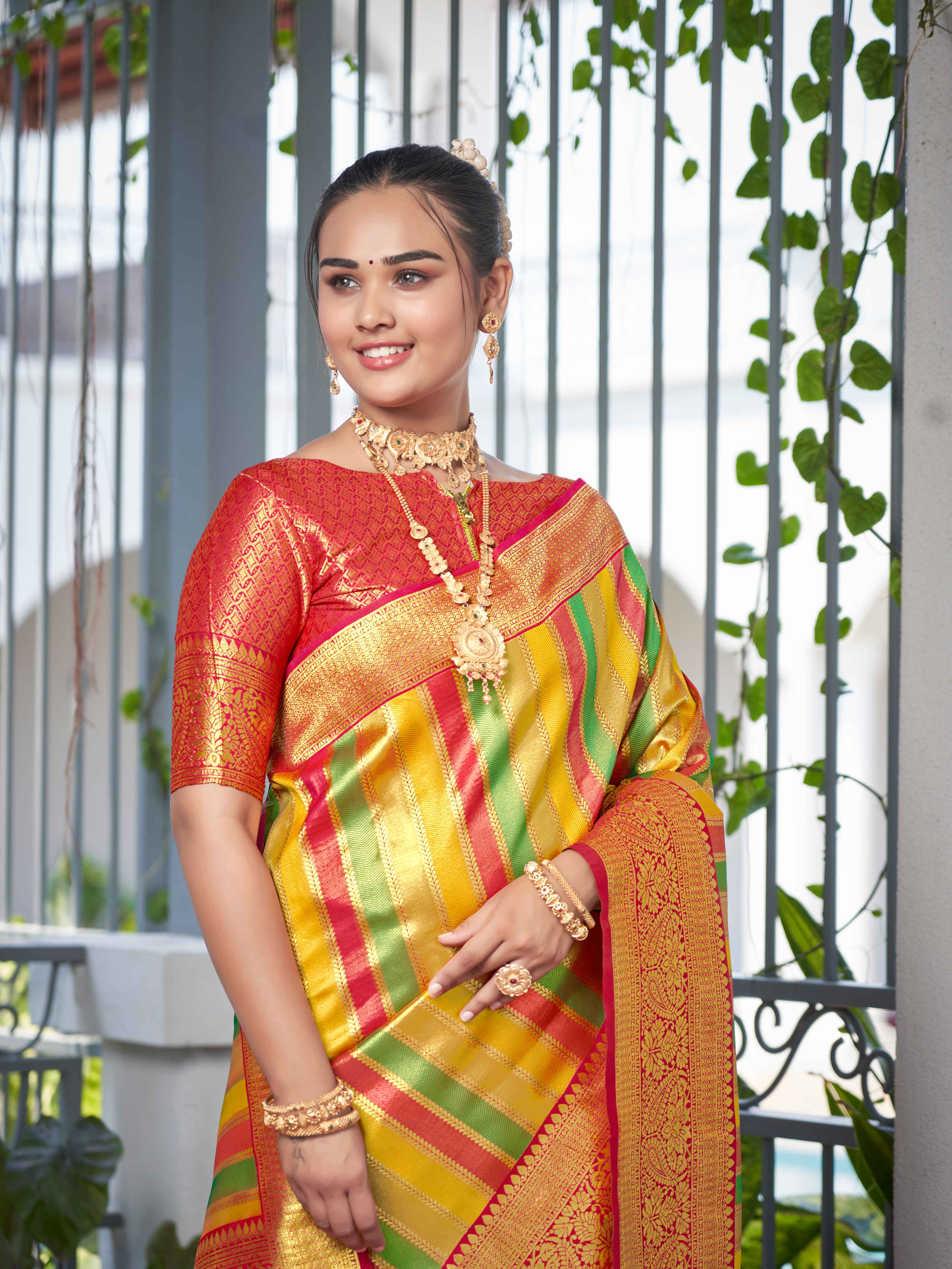 MANOHARI Banarasi Silk Blend Jacquard Work Saree - Pink - Dista