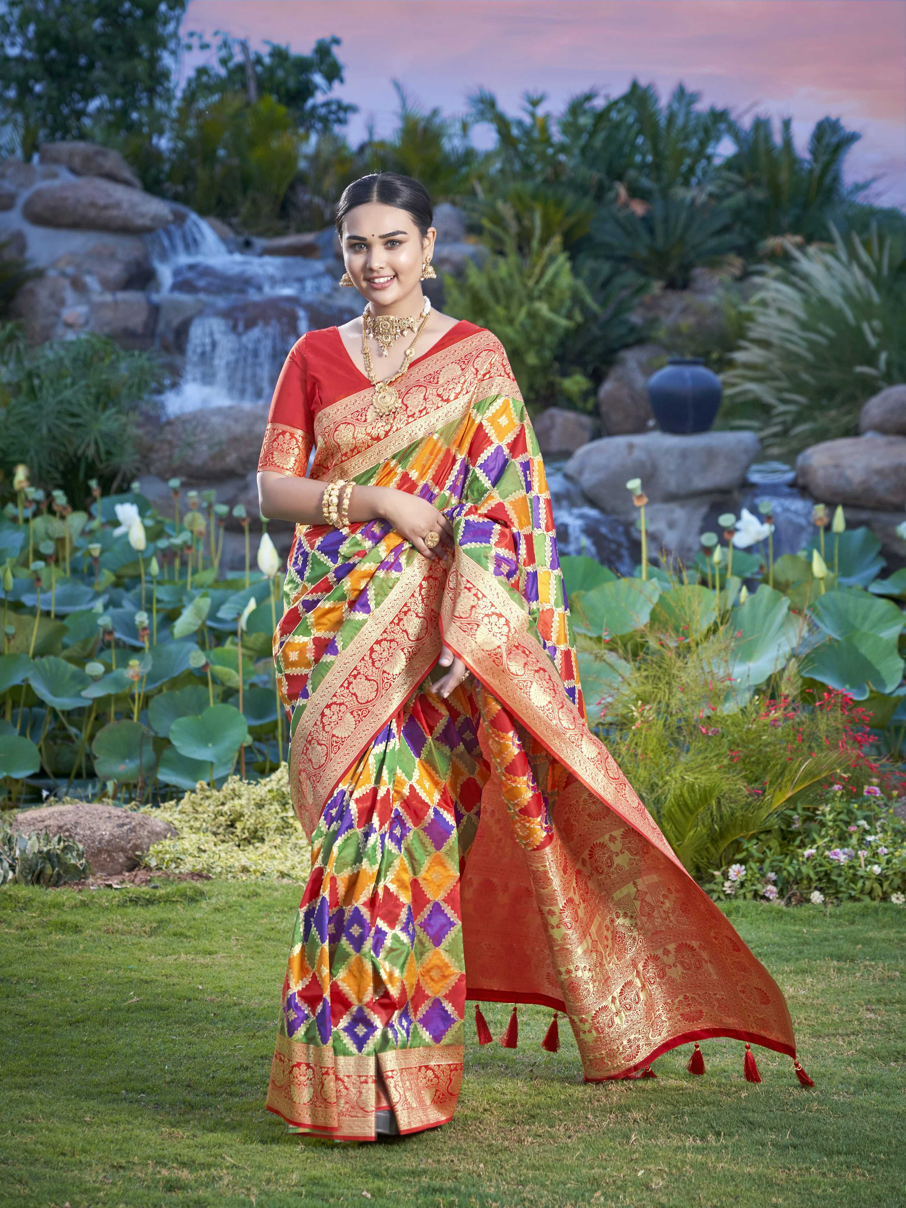 MANOHARI Banarasi Silk Blend Jacquard Work Saree - Green - Dista