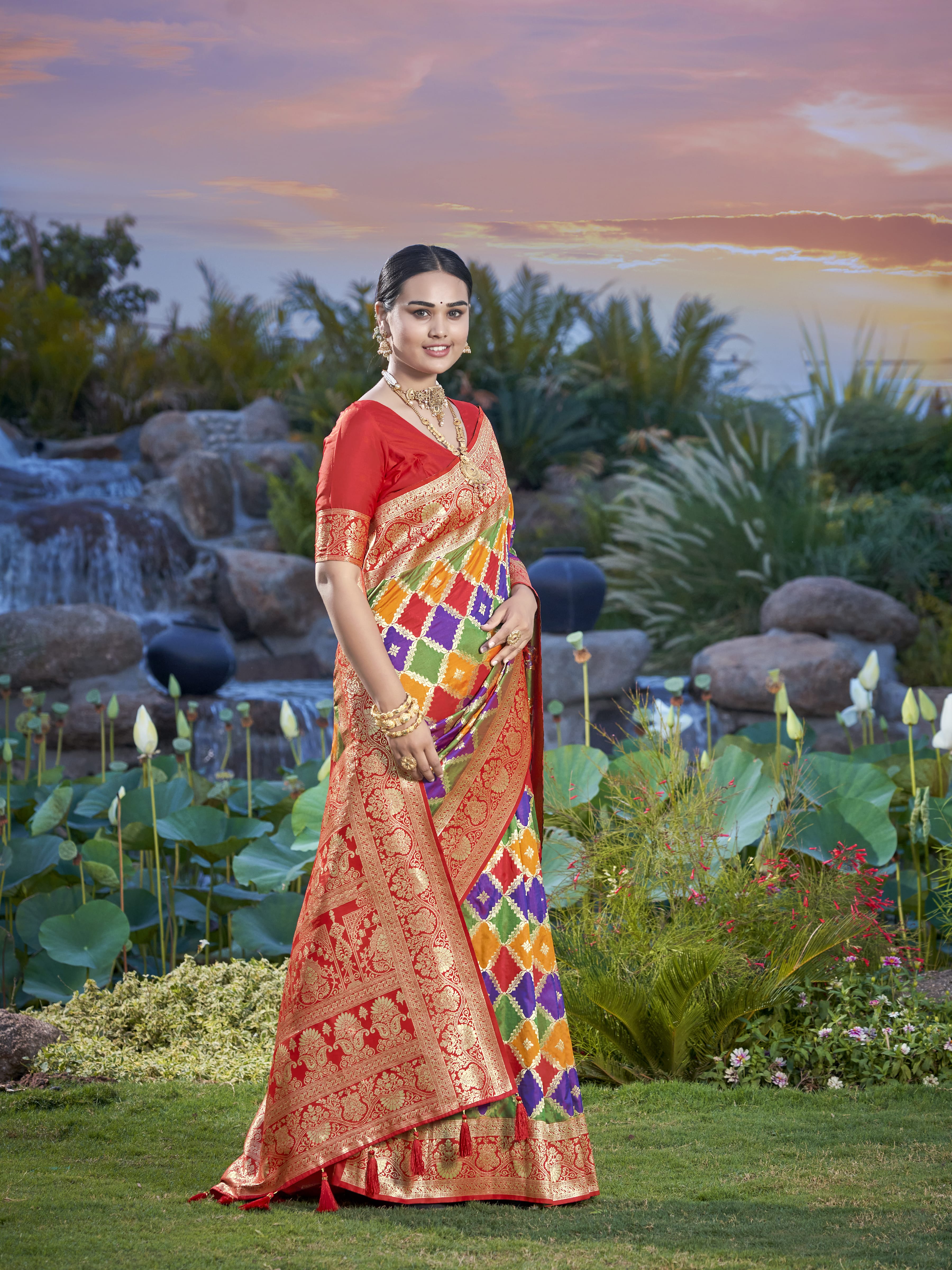 MANOHARI Banarasi Silk Blend Jacquard Work Saree - Green - Dista