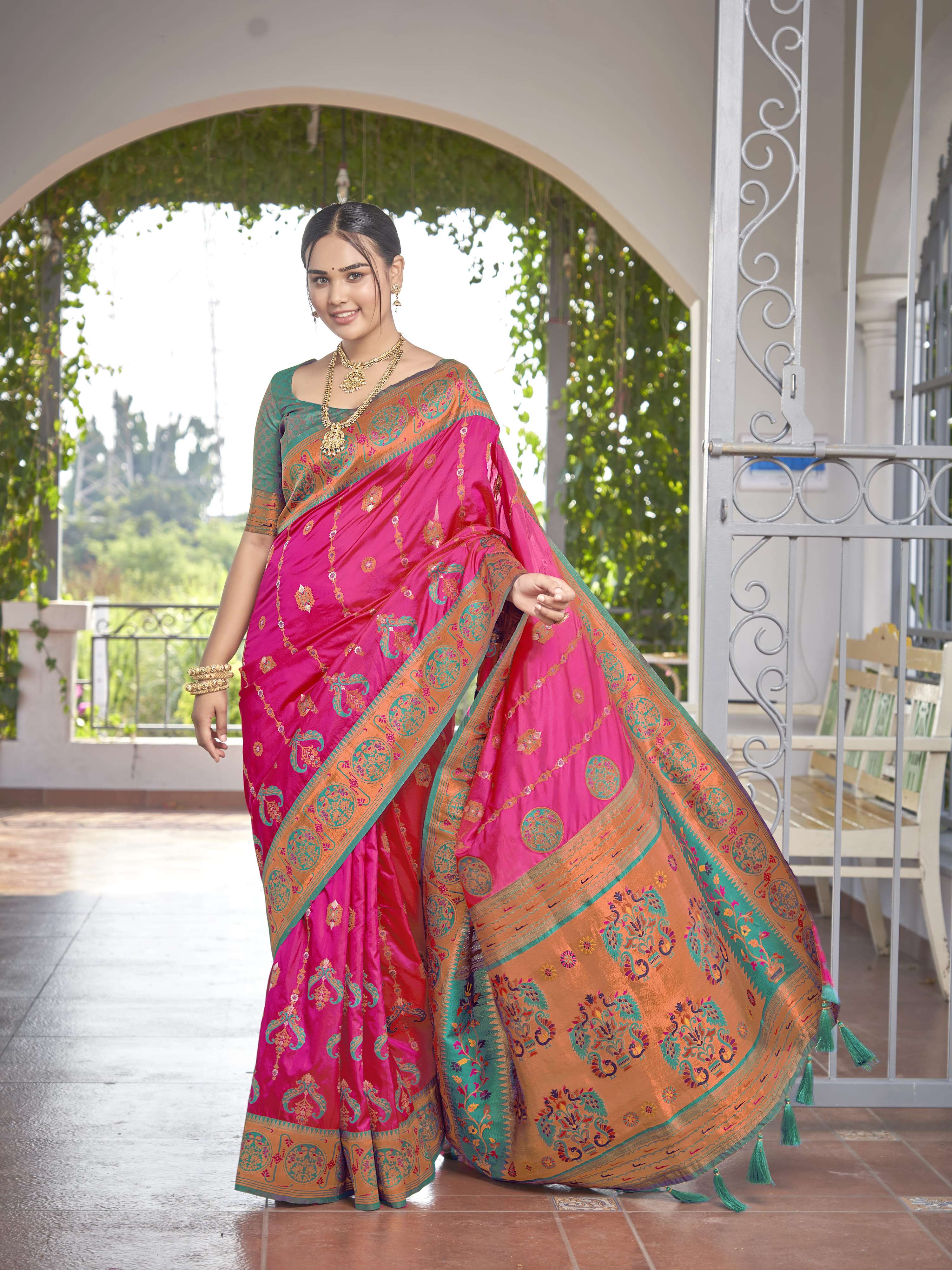 MANOHARI Banarasi Silk Blend Jacquard Work Saree - Pink - Dista