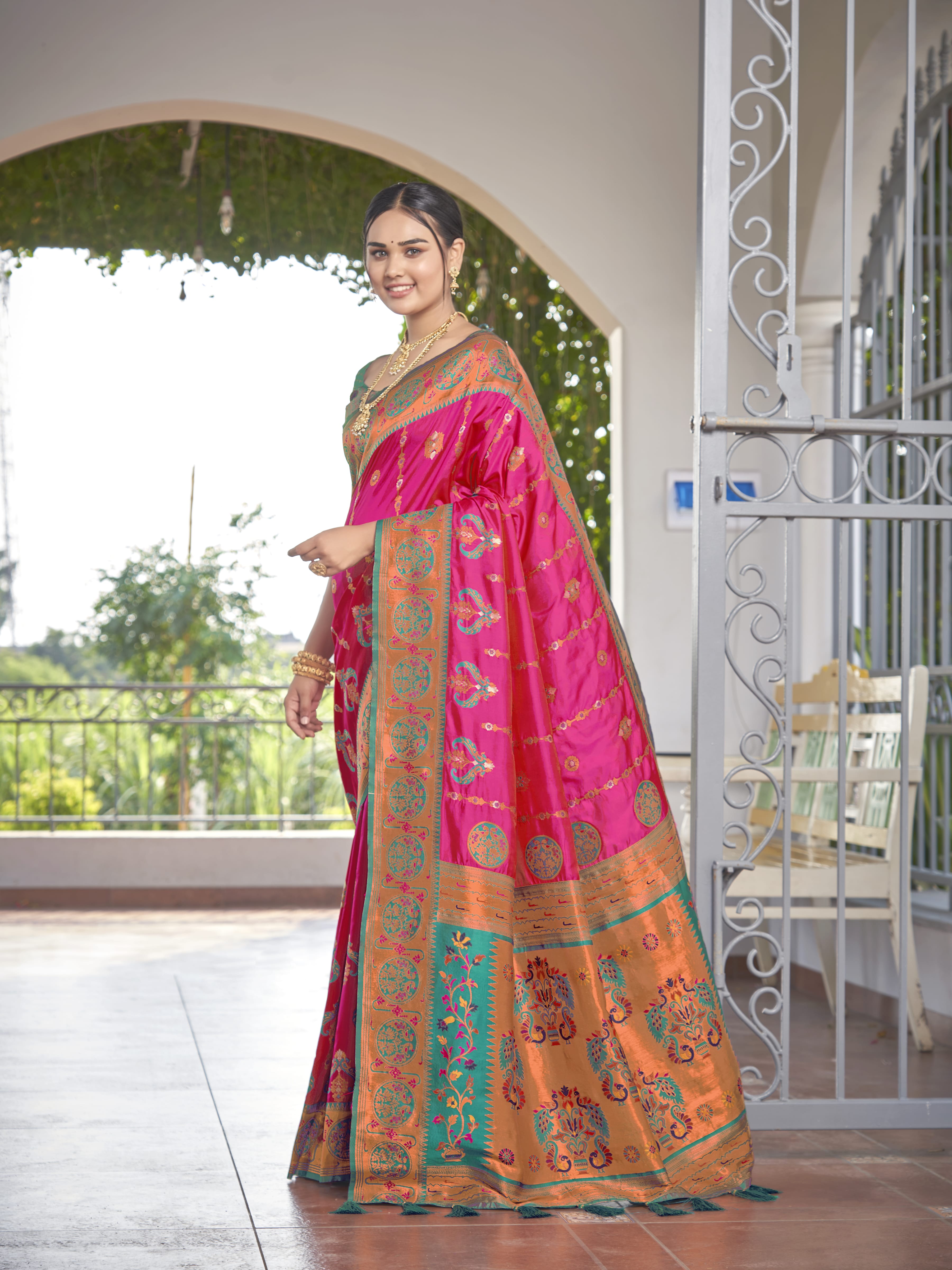 MANOHARI Banarasi Silk Blend Jacquard Work Saree - Pink - Dista