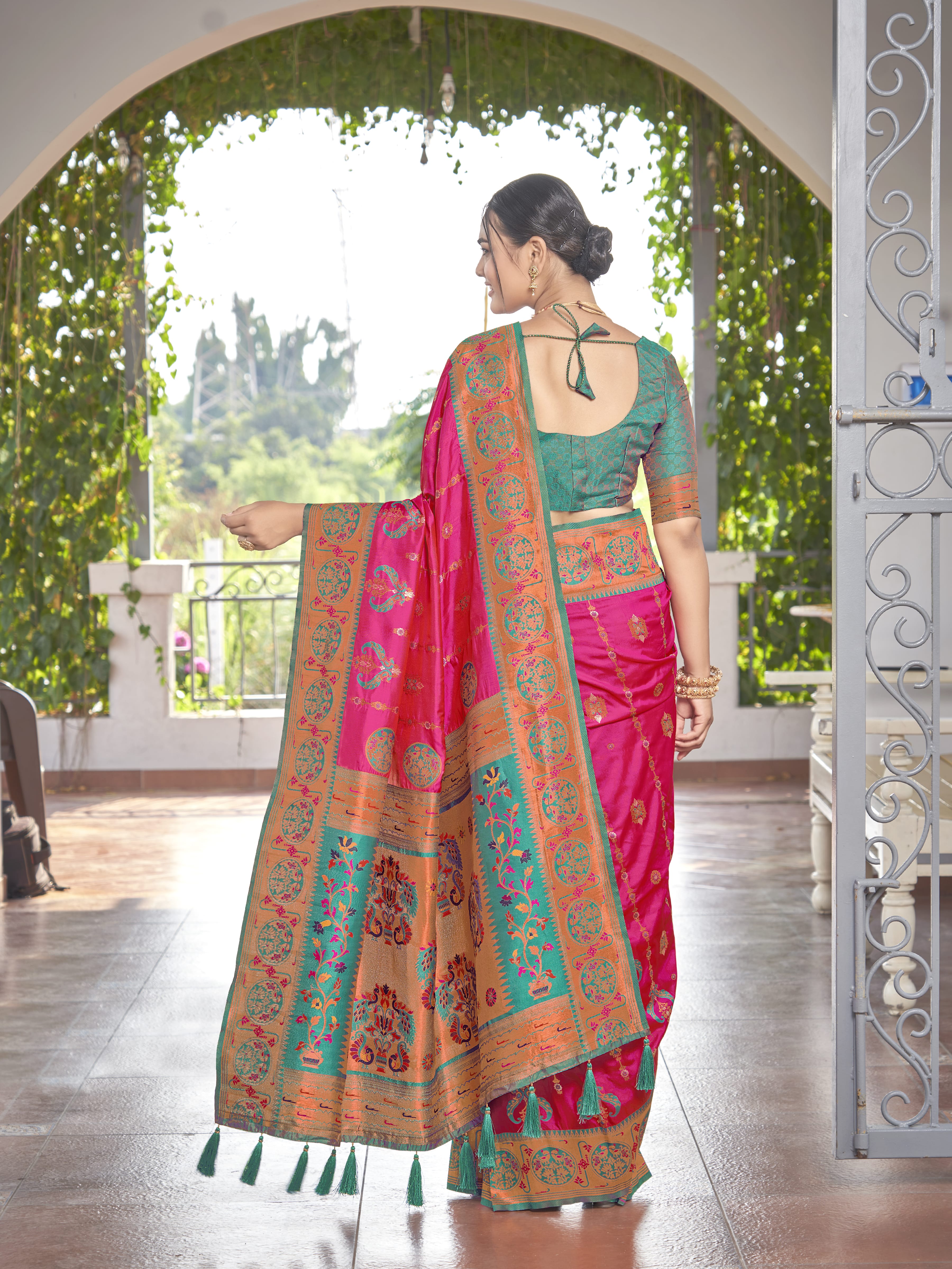 MANOHARI Banarasi Silk Blend Jacquard Work Saree - Pink - Dista