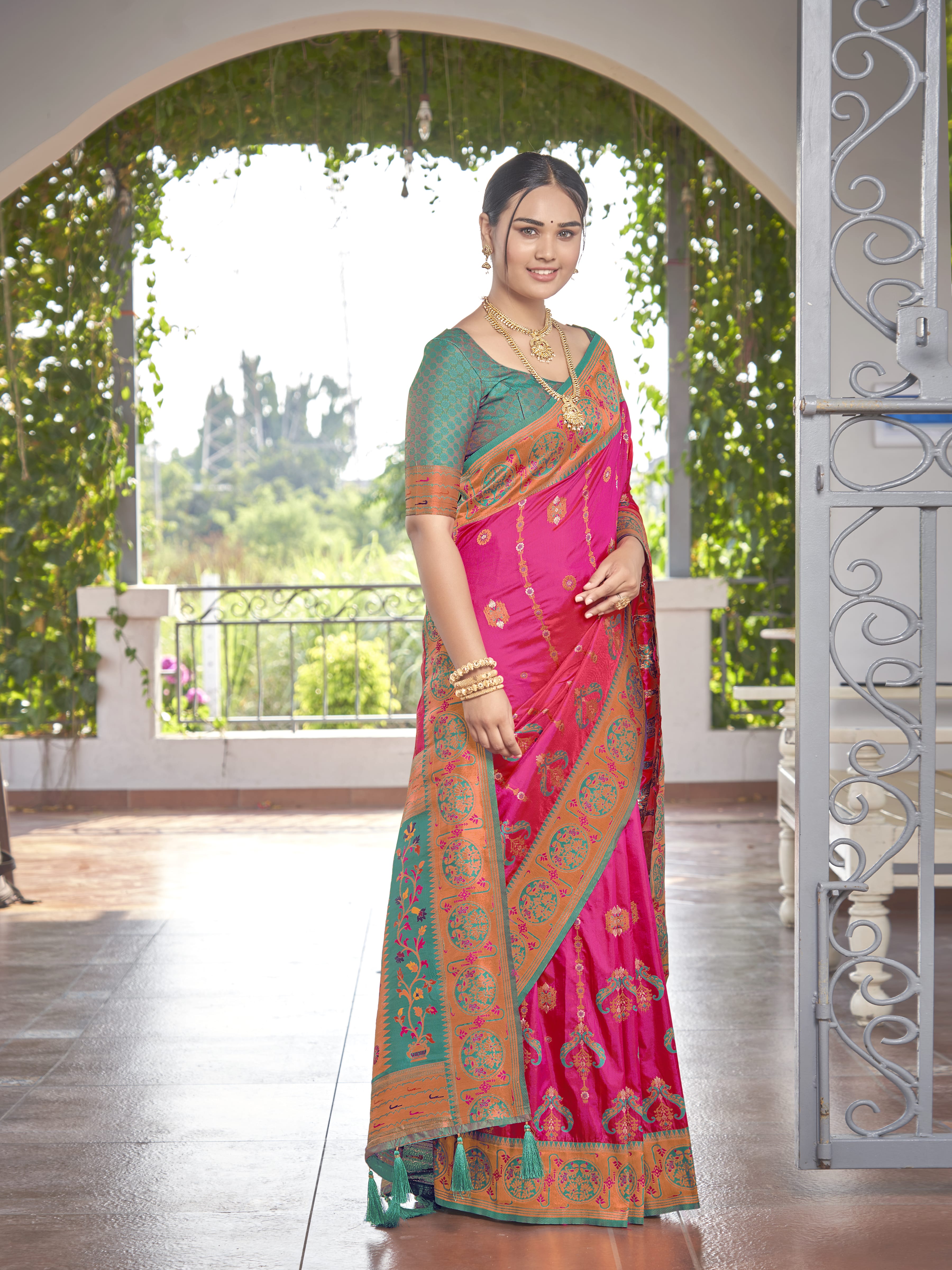 MANOHARI Banarasi Silk Blend Jacquard Work Saree - Pink - Dista