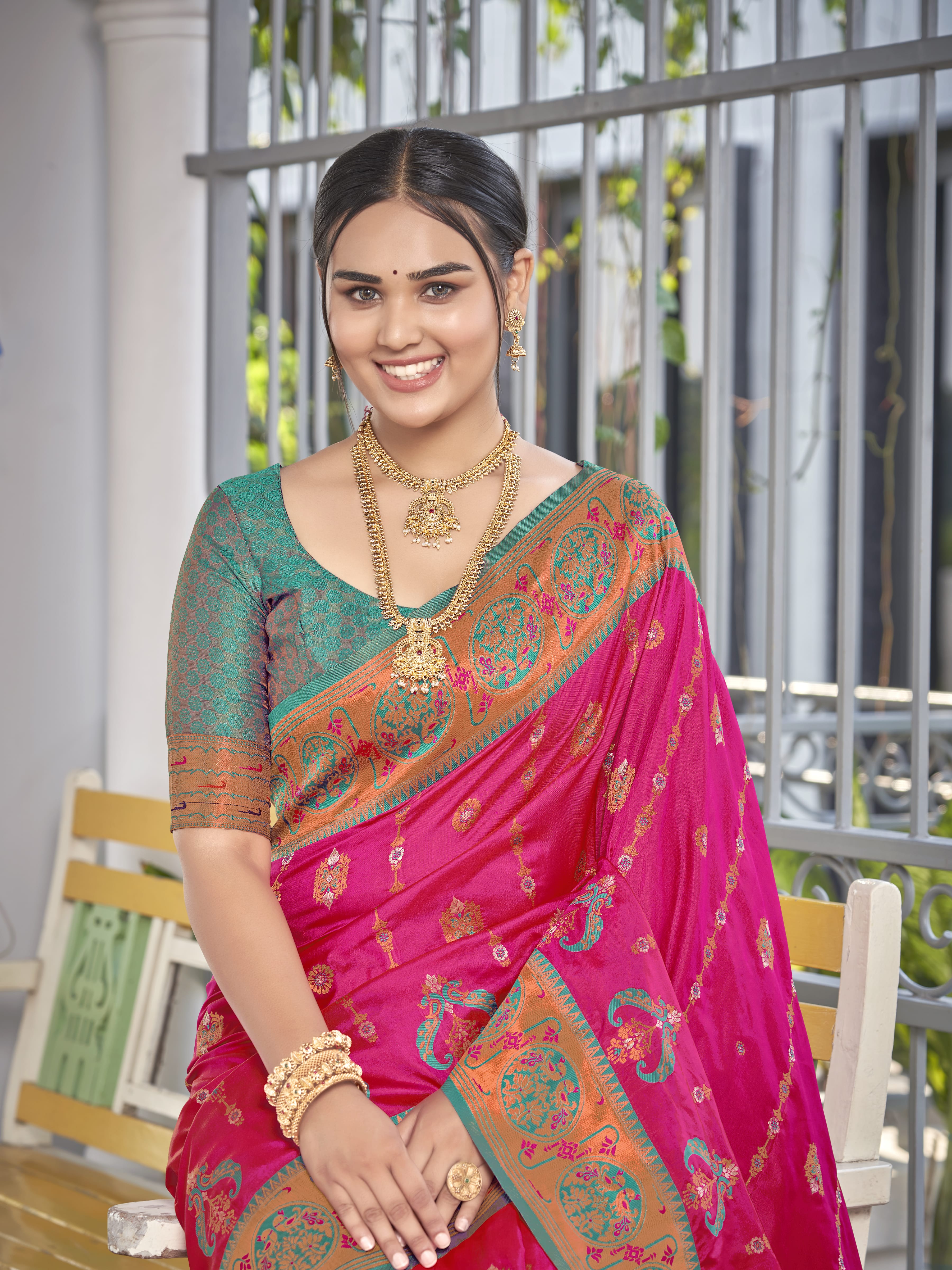 MANOHARI Banarasi Silk Blend Jacquard Work Saree - Pink - Dista