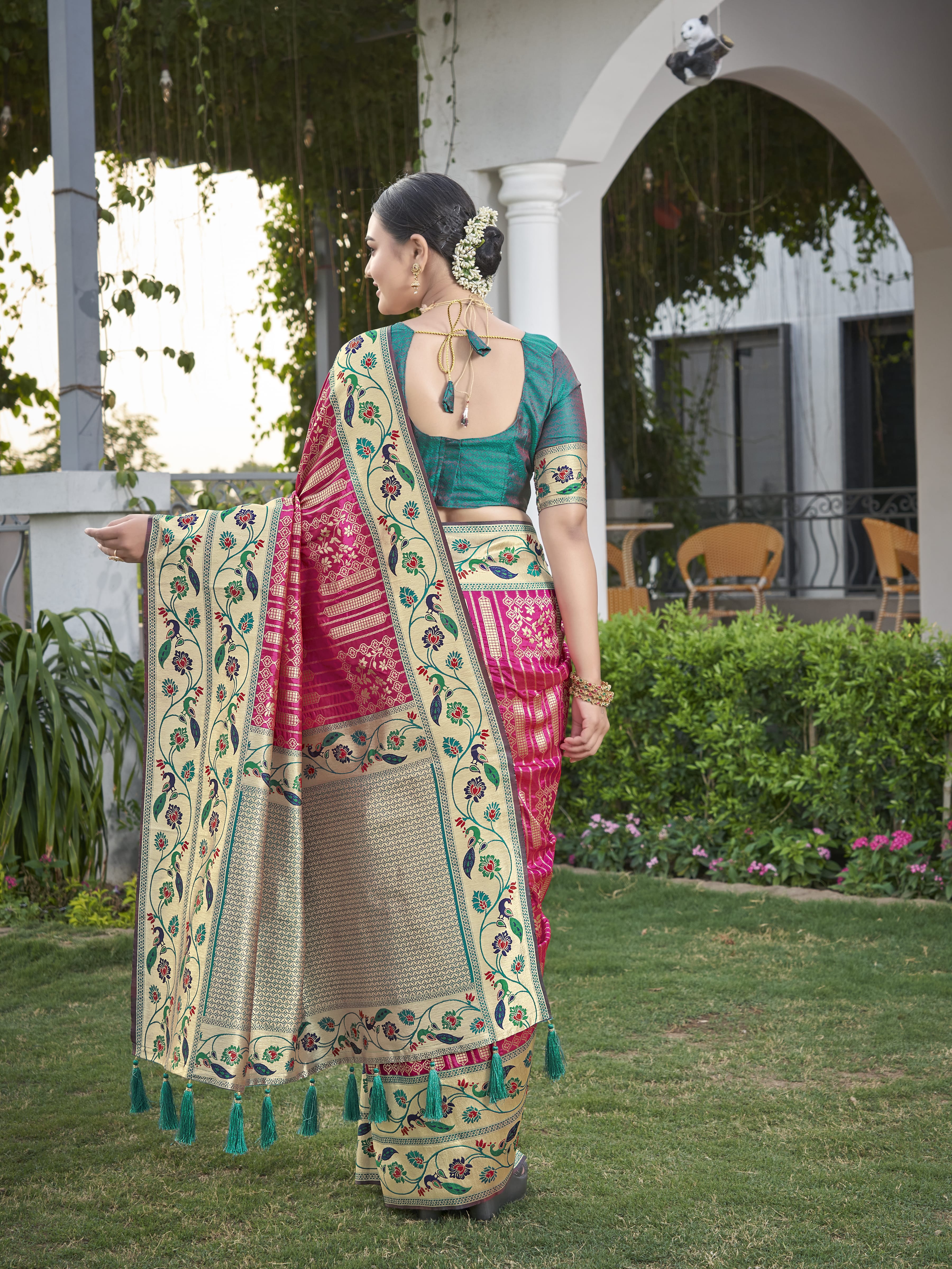 MANOHARI Banarasi Silk Blend Jacquard Work Saree - Pink - Dista