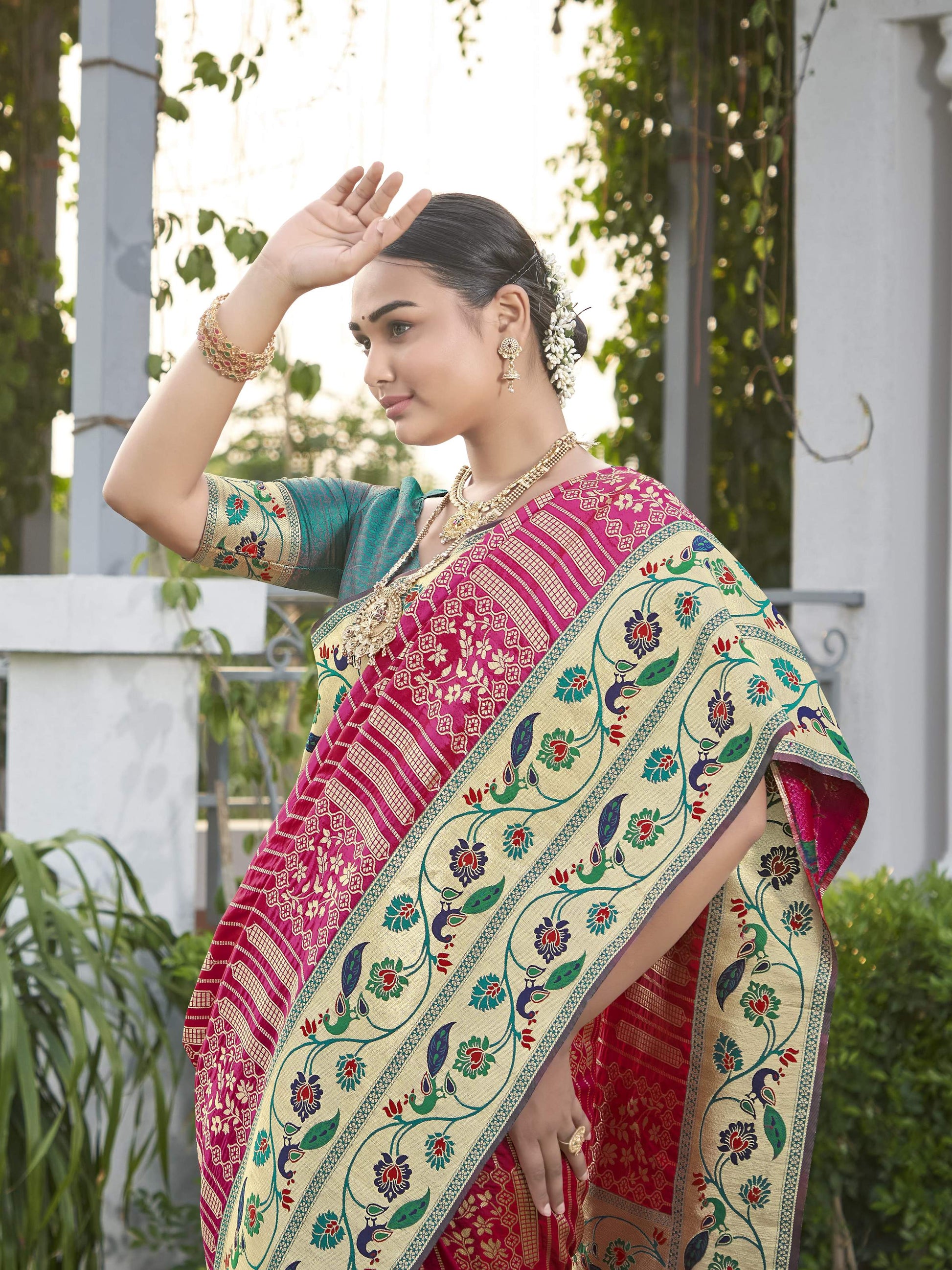 MANOHARI Banarasi Silk Blend Jacquard Work Saree - Pink - Dista