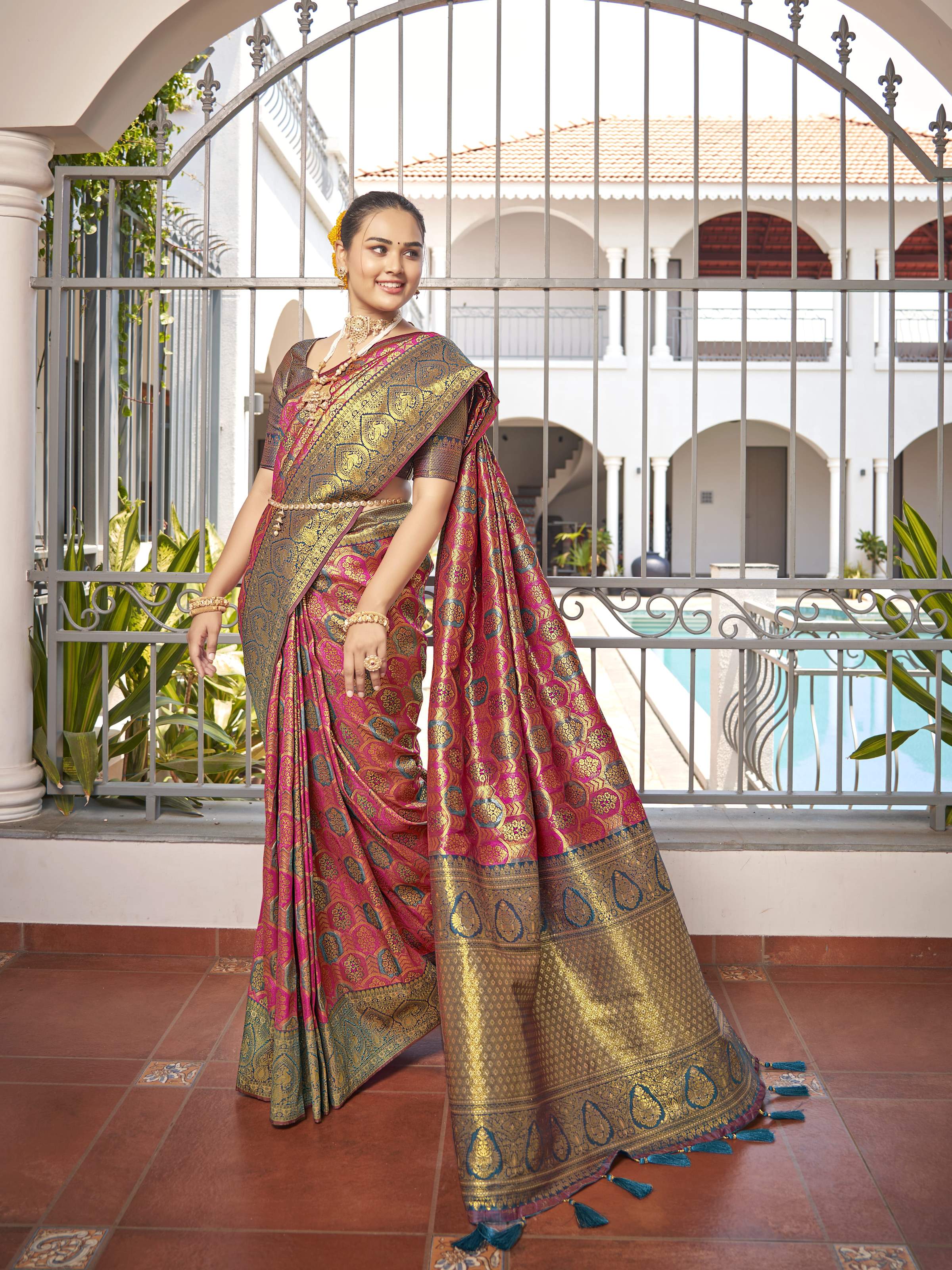 MANOHARI Banarasi Silk Blend Jacquard Work Saree - Pink - Dista