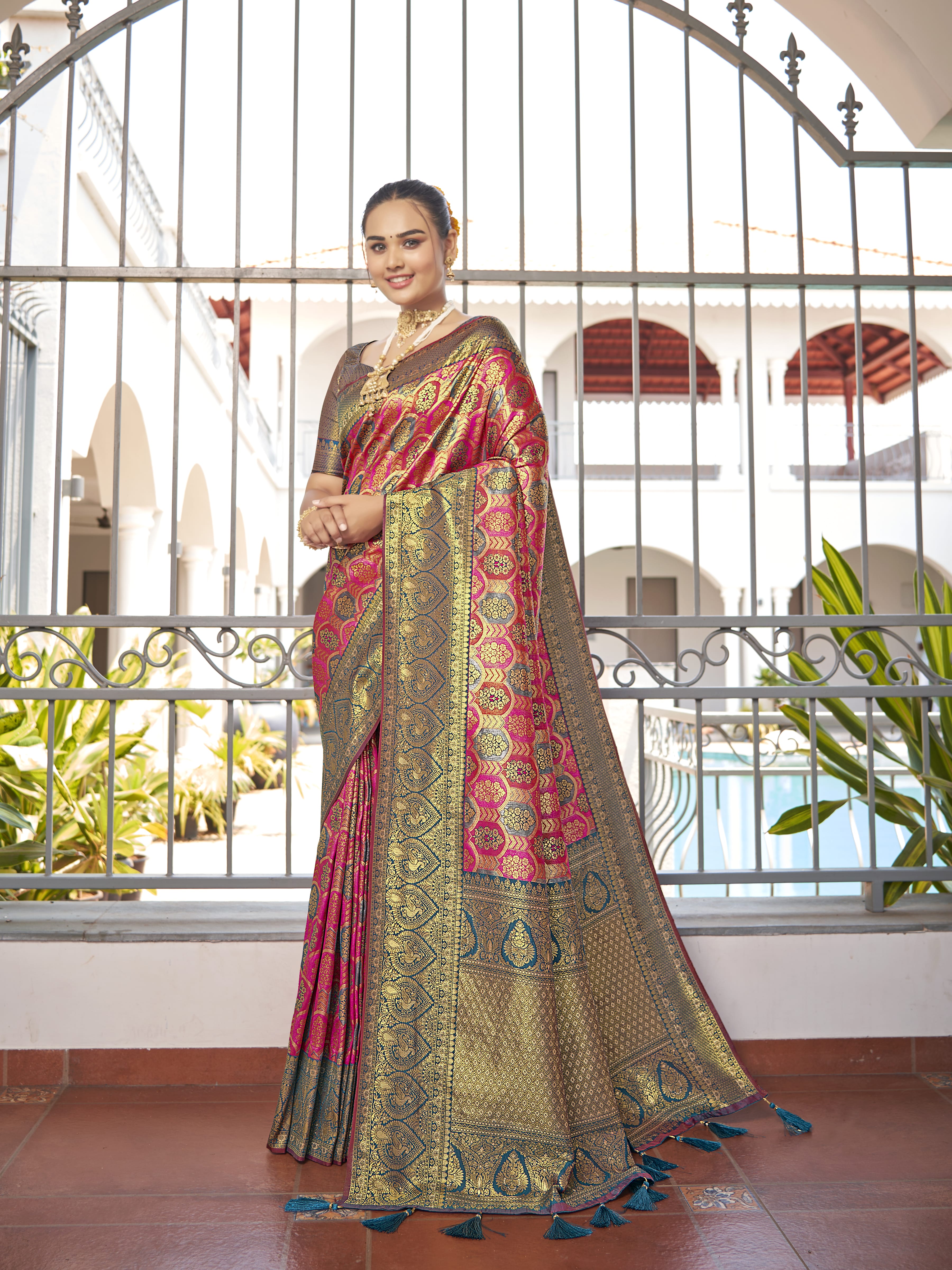MANOHARI Banarasi Silk Blend Jacquard Work Saree - Pink - Dista