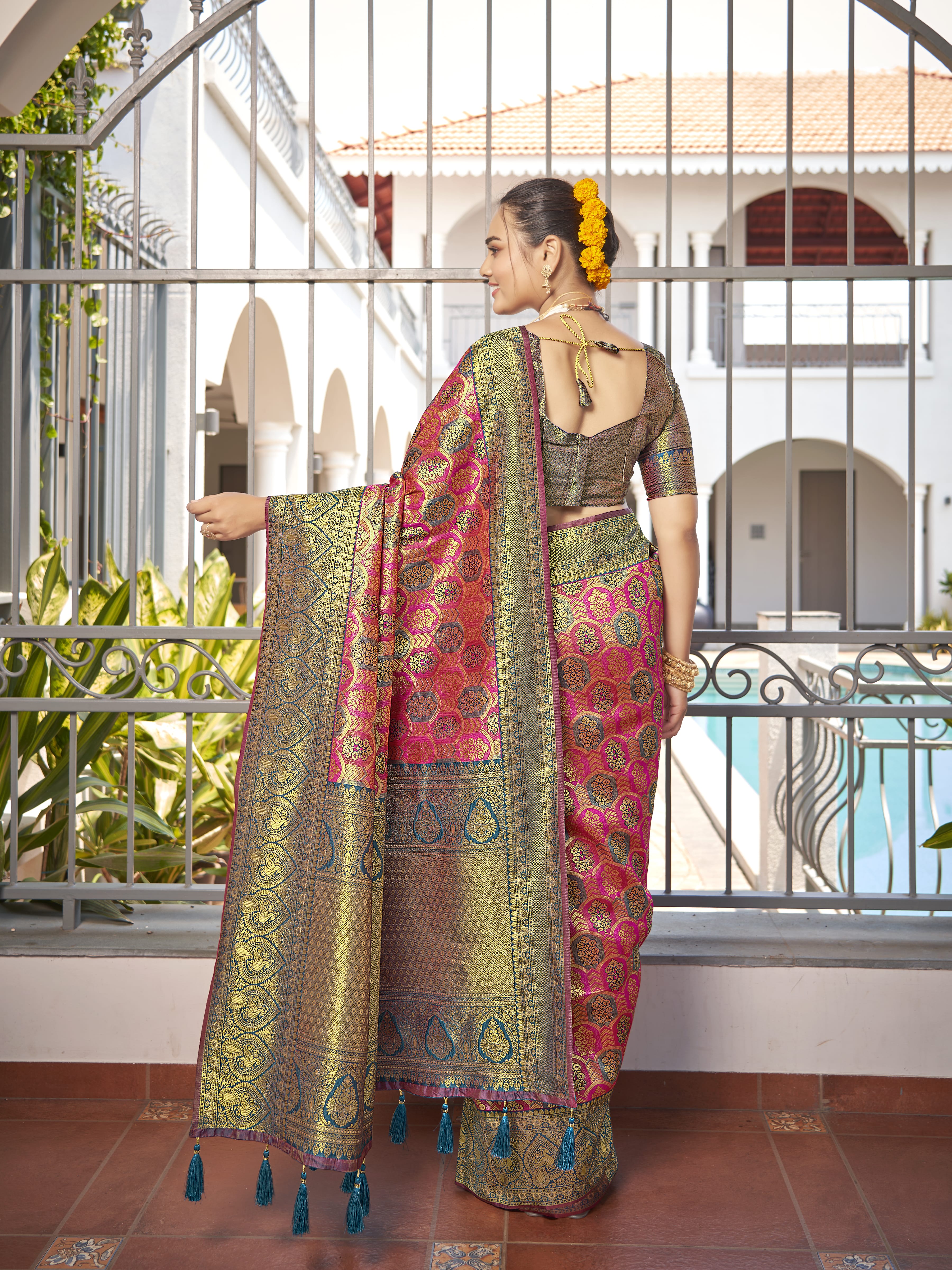 MANOHARI Banarasi Silk Blend Jacquard Work Saree - Pink - Dista