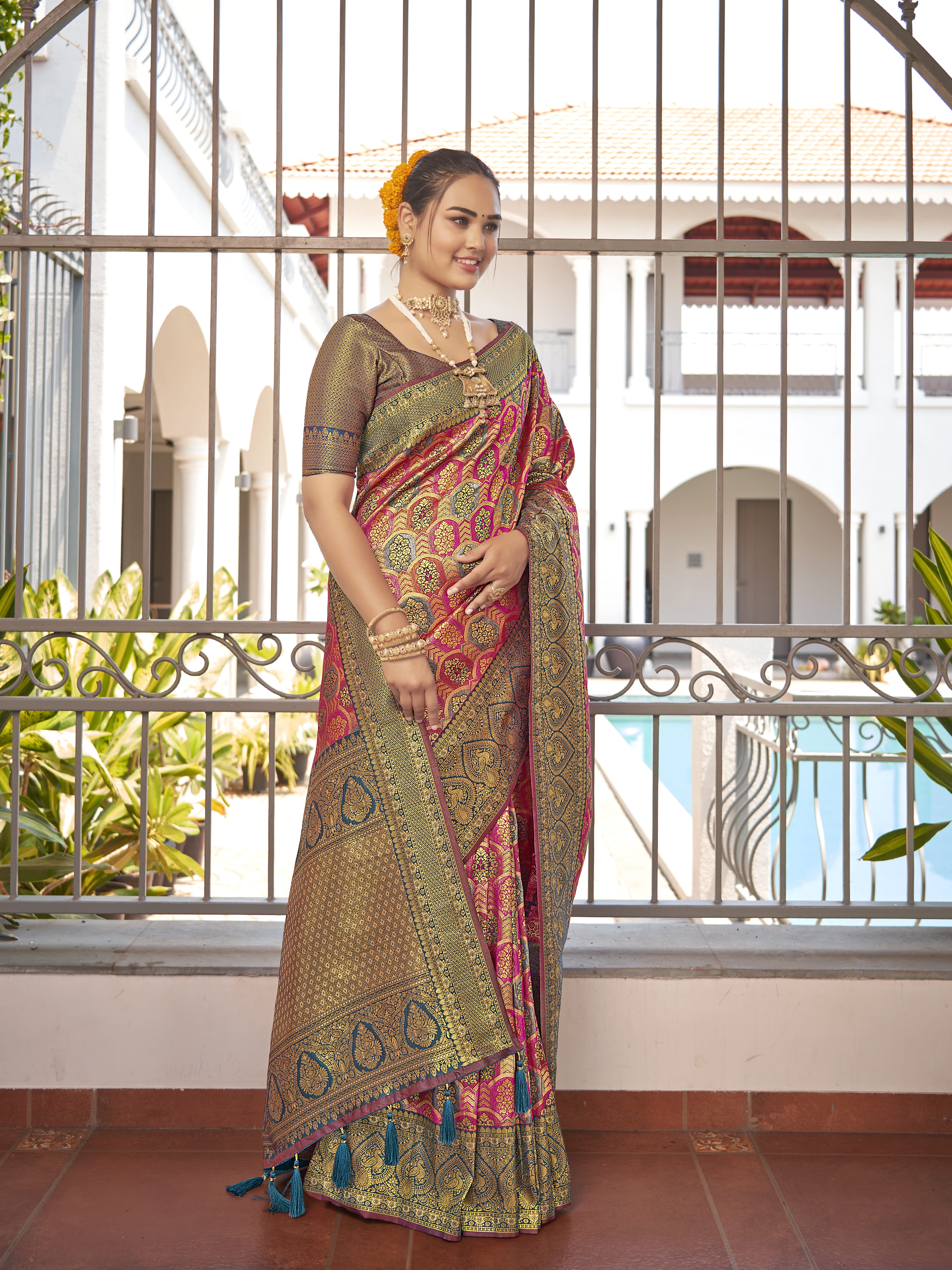 MANOHARI Banarasi Silk Blend Jacquard Work Saree - Pink - Dista