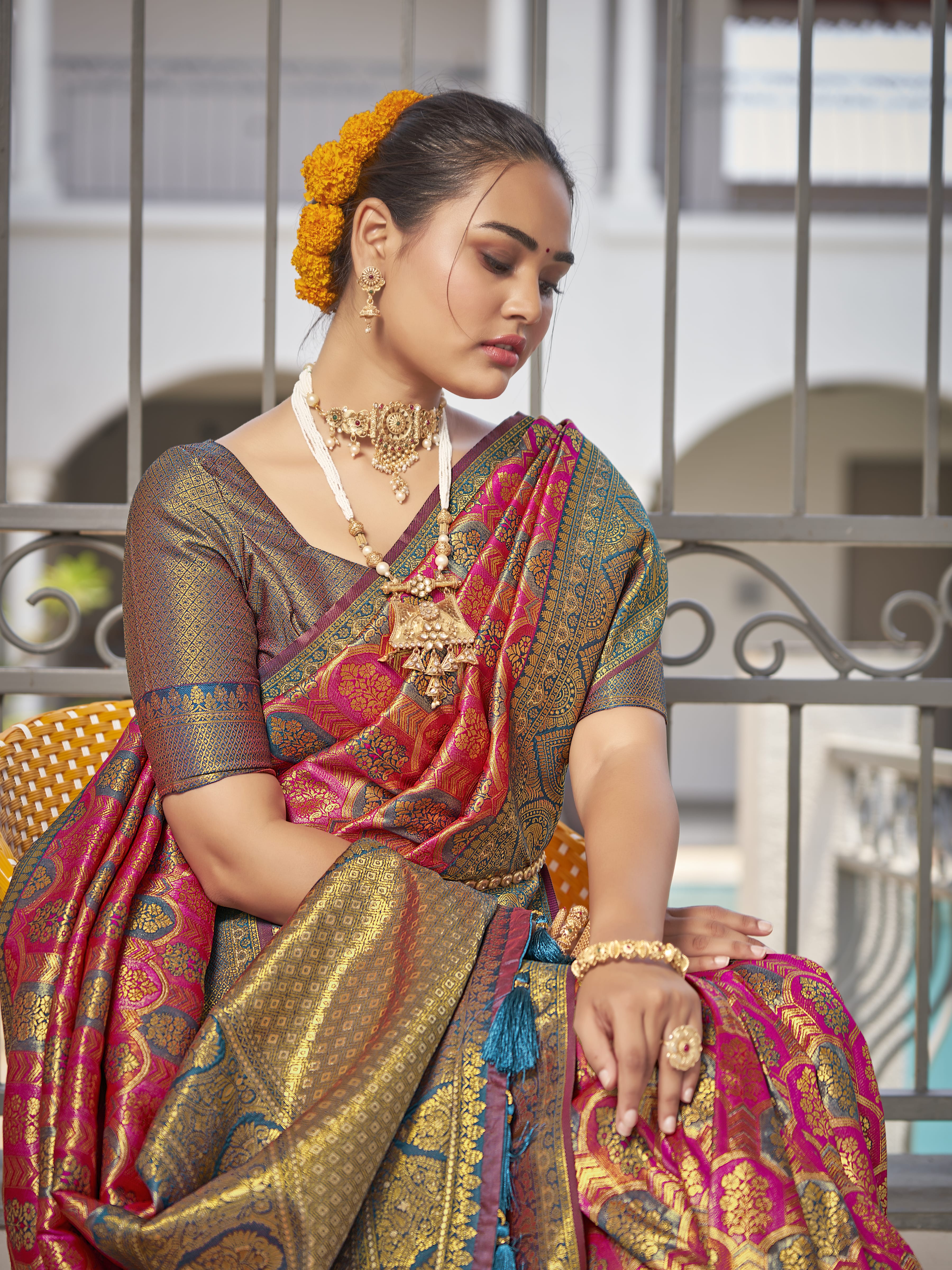 MANOHARI Banarasi Silk Blend Jacquard Work Saree - Pink - Dista