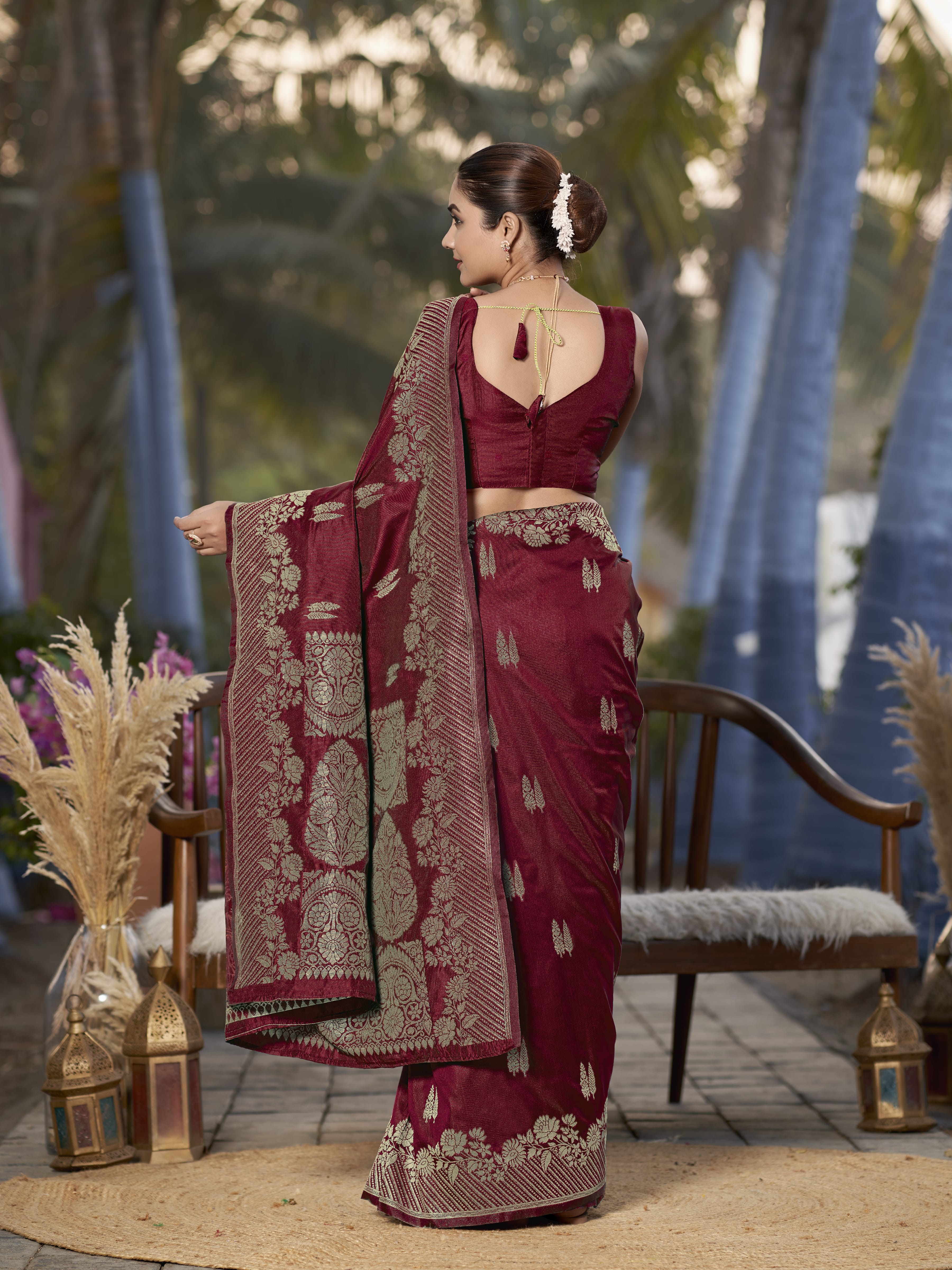 MANOHARI Banarasi Silk Blend Jacquard Work Saree - Red - Dista