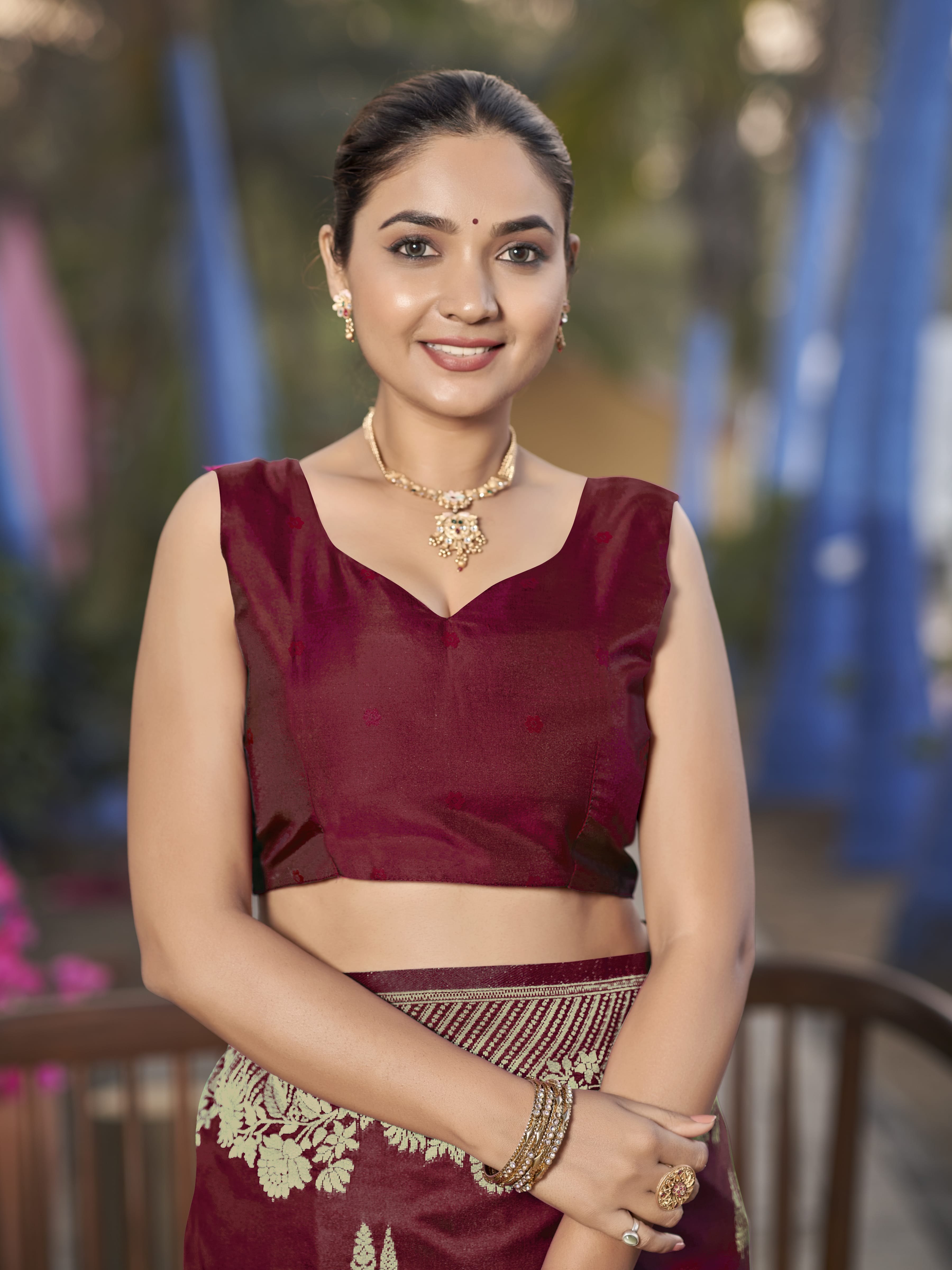 MANOHARI Banarasi Silk Blend Jacquard Work Saree - Red - Dista