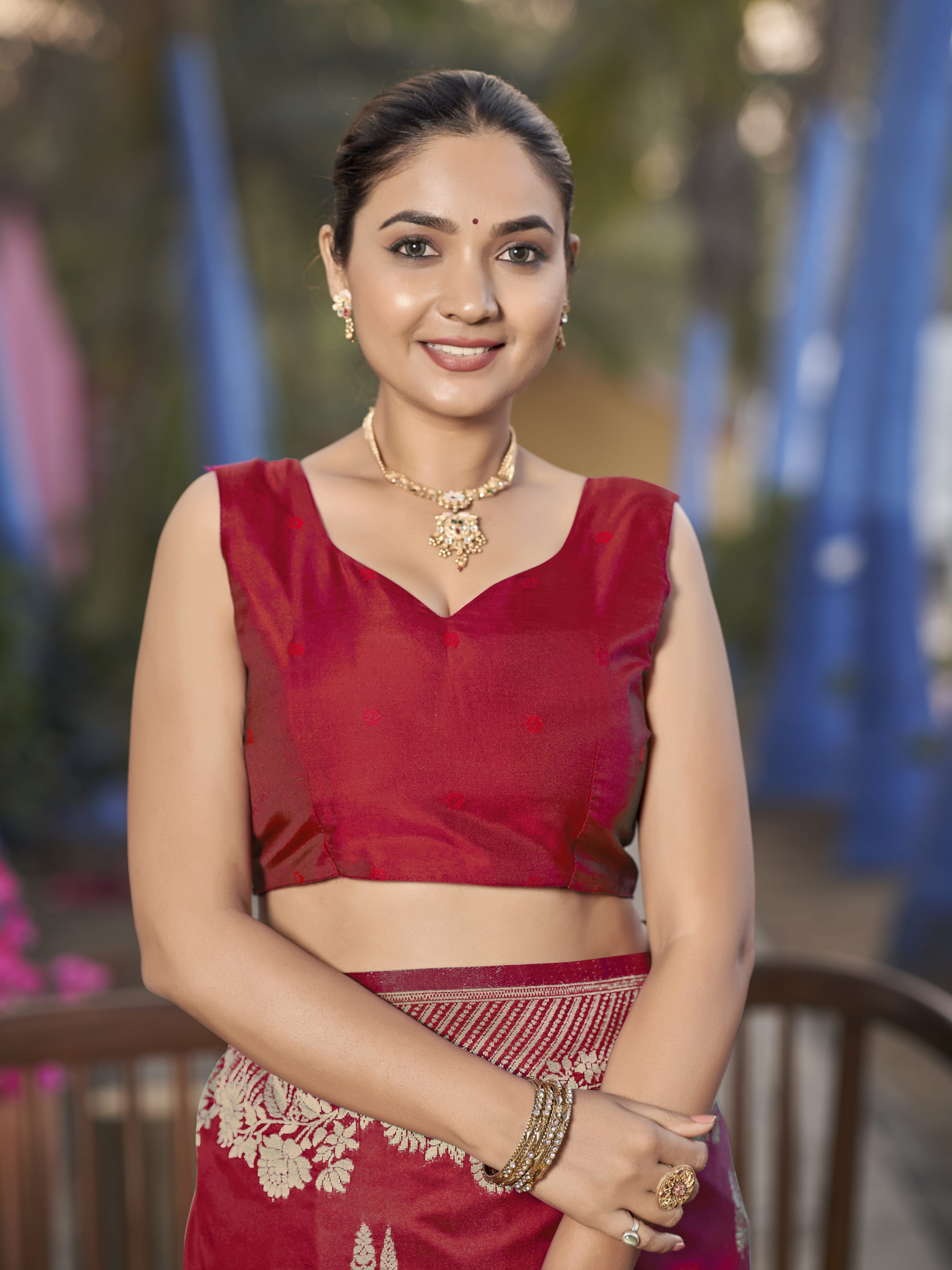 MANOHARI Banarasi Silk Blend Jacquard Work Saree - Red - Dista