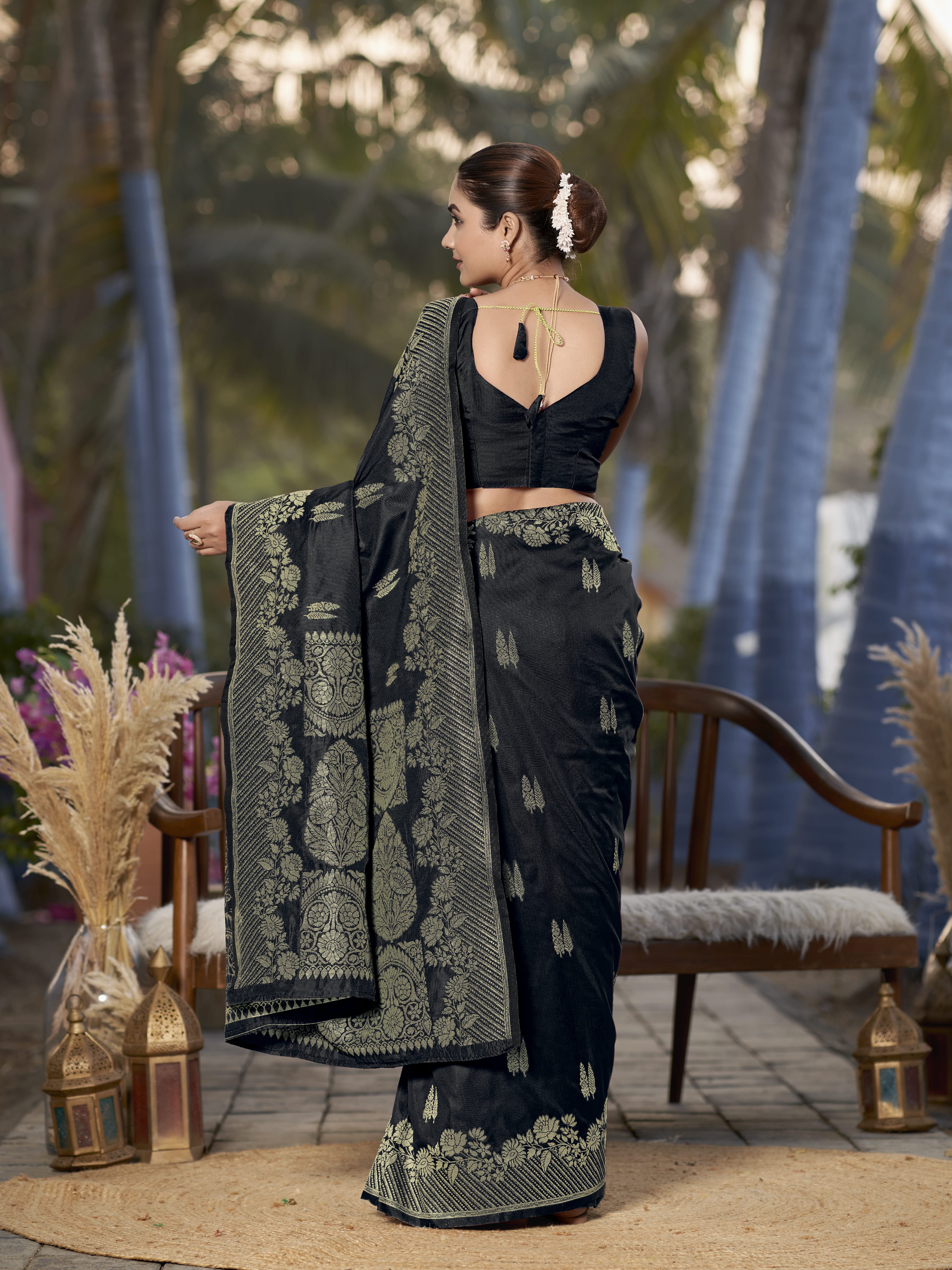 MANOHARI Banarasi Silk Blend Jacquard Work Saree - Black - Dista
